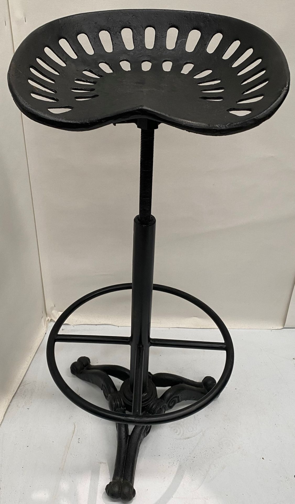 1 x heavy wrought iron adjustable bar stool with foot rest on trefoil base - adjustable height - Image 3 of 4