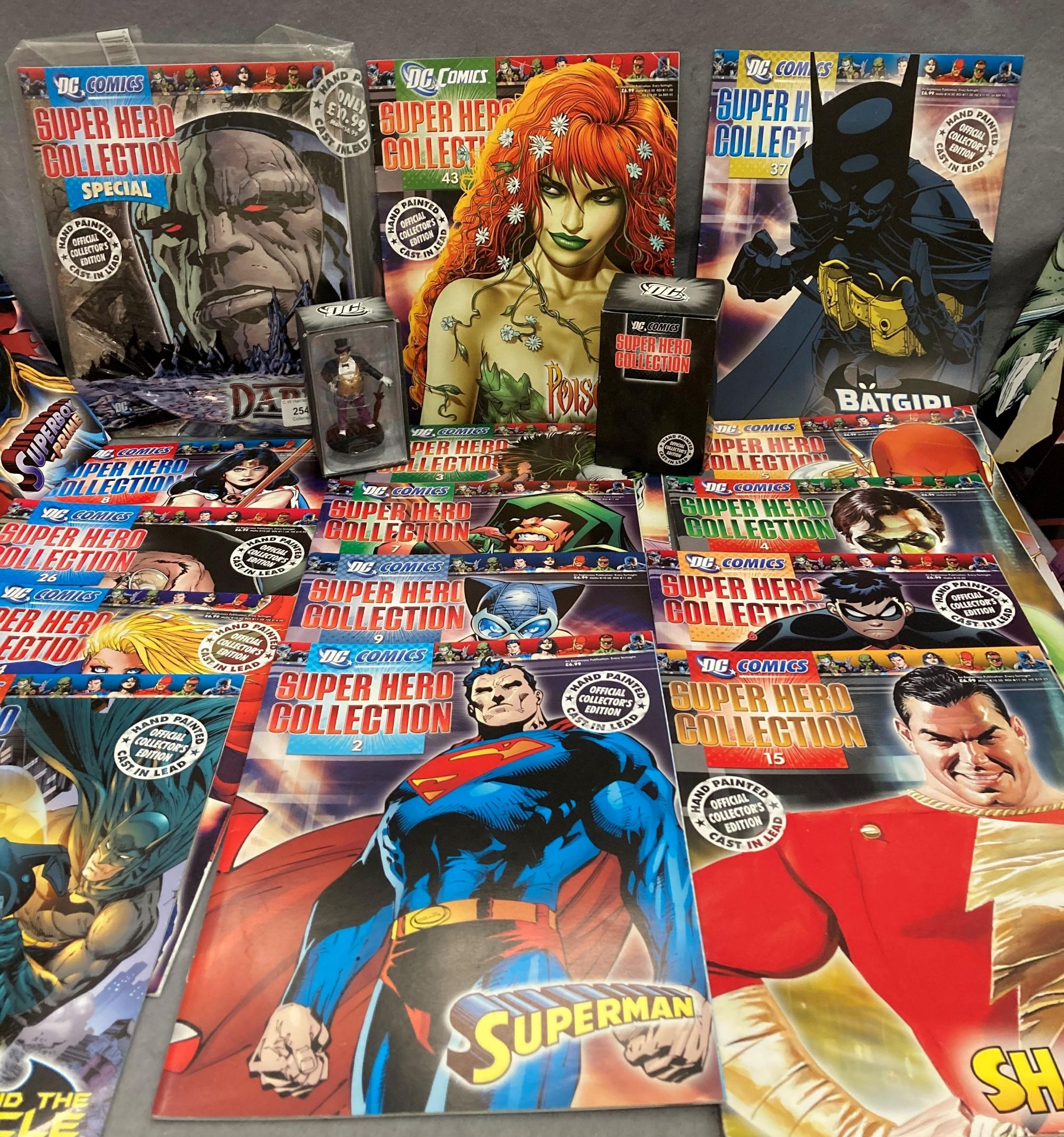 25 DC Comics Super Hero Collection comics and two boxed DC Comics Super Hero Collection models - - Image 2 of 4