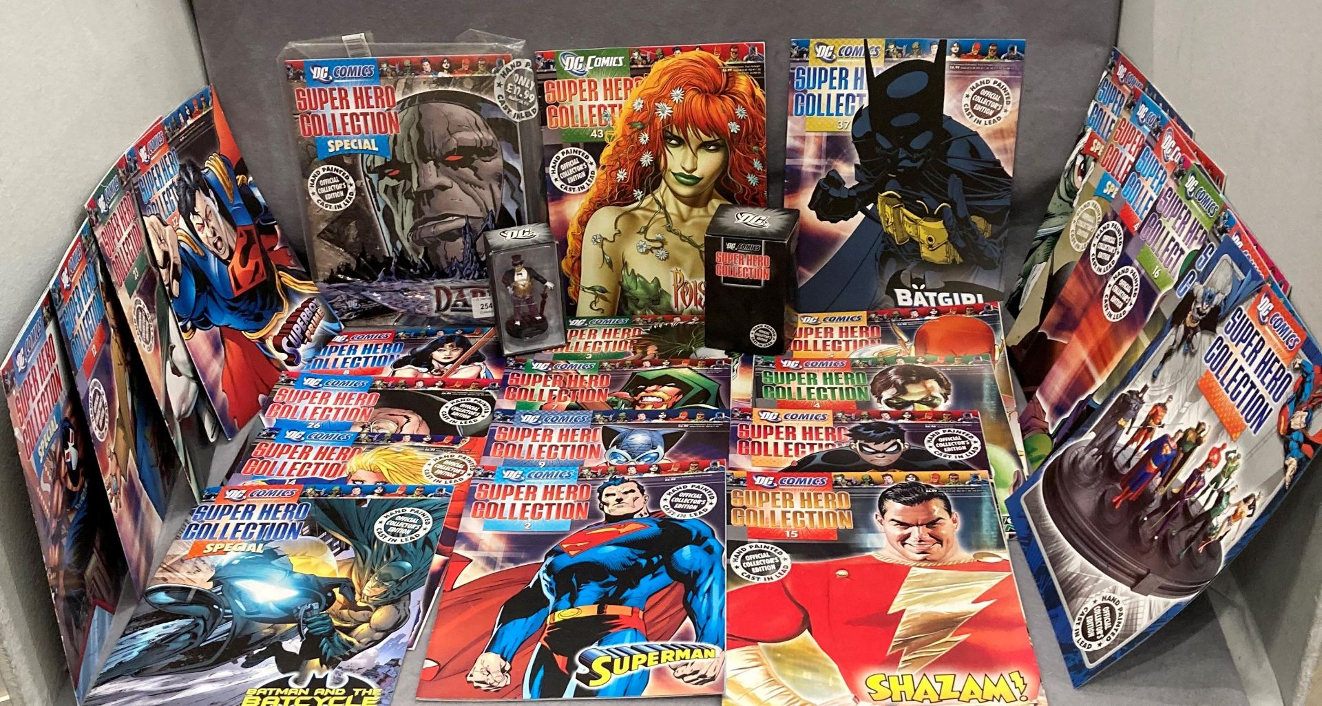 25 DC Comics Super Hero Collection comics and two boxed DC Comics Super Hero Collection models -