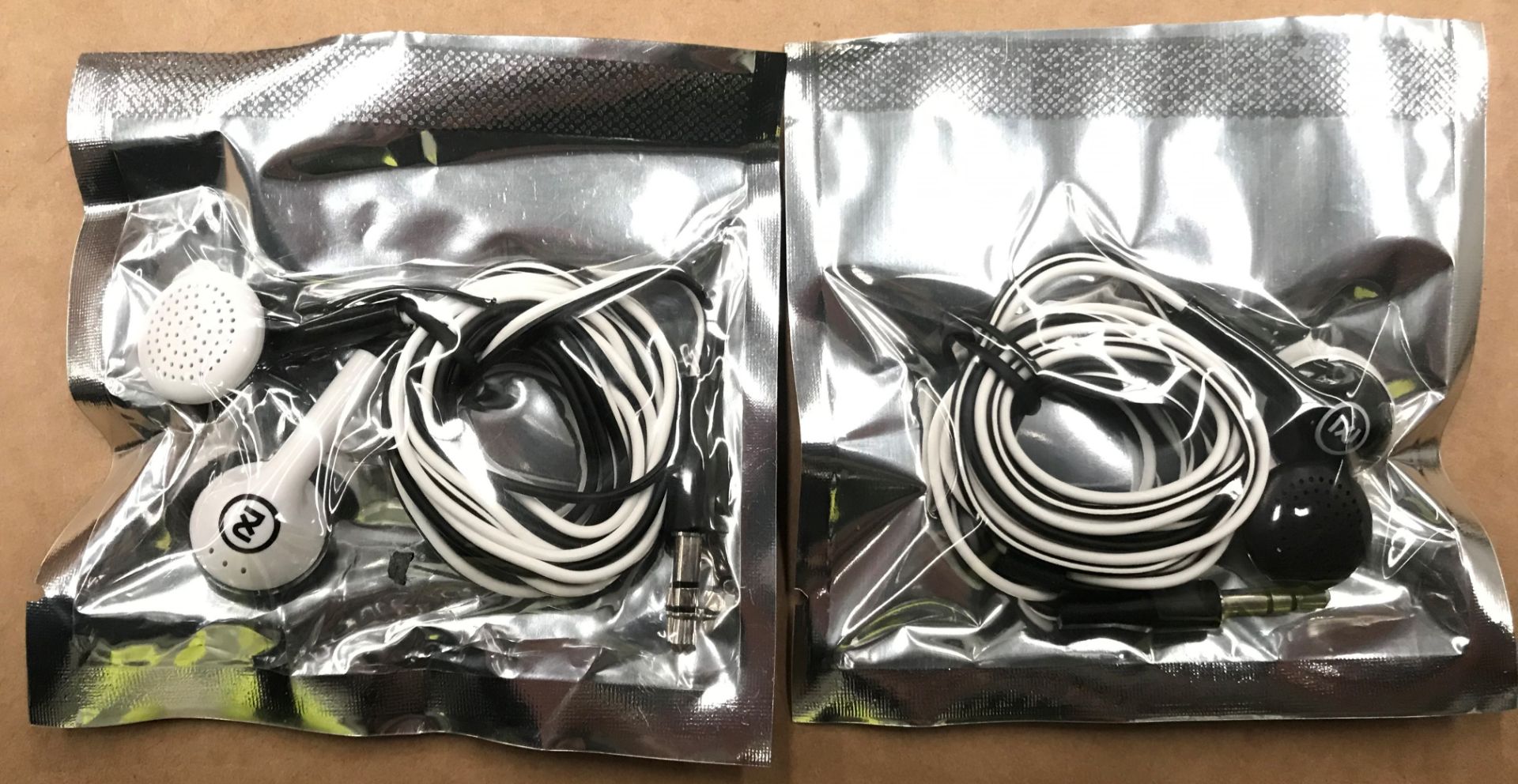 500 x 2XL Offset Earbuds/headphones by Skullcandy (20 inner bags) - black and white