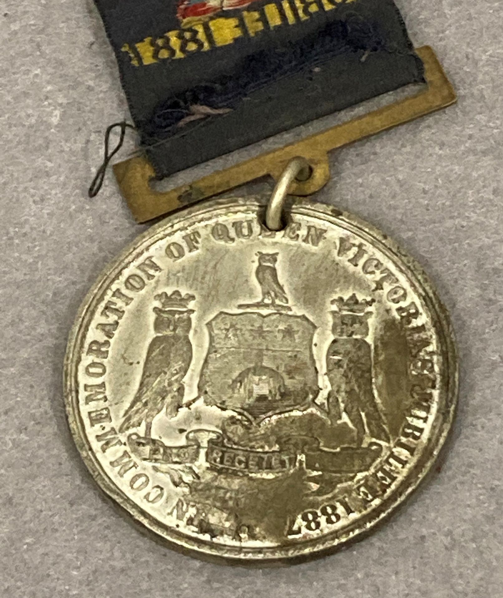 A Queen Victoria Jubilee medallion featuring the Leeds Coat of Arms to the reverse with a Jubilee - Image 3 of 3