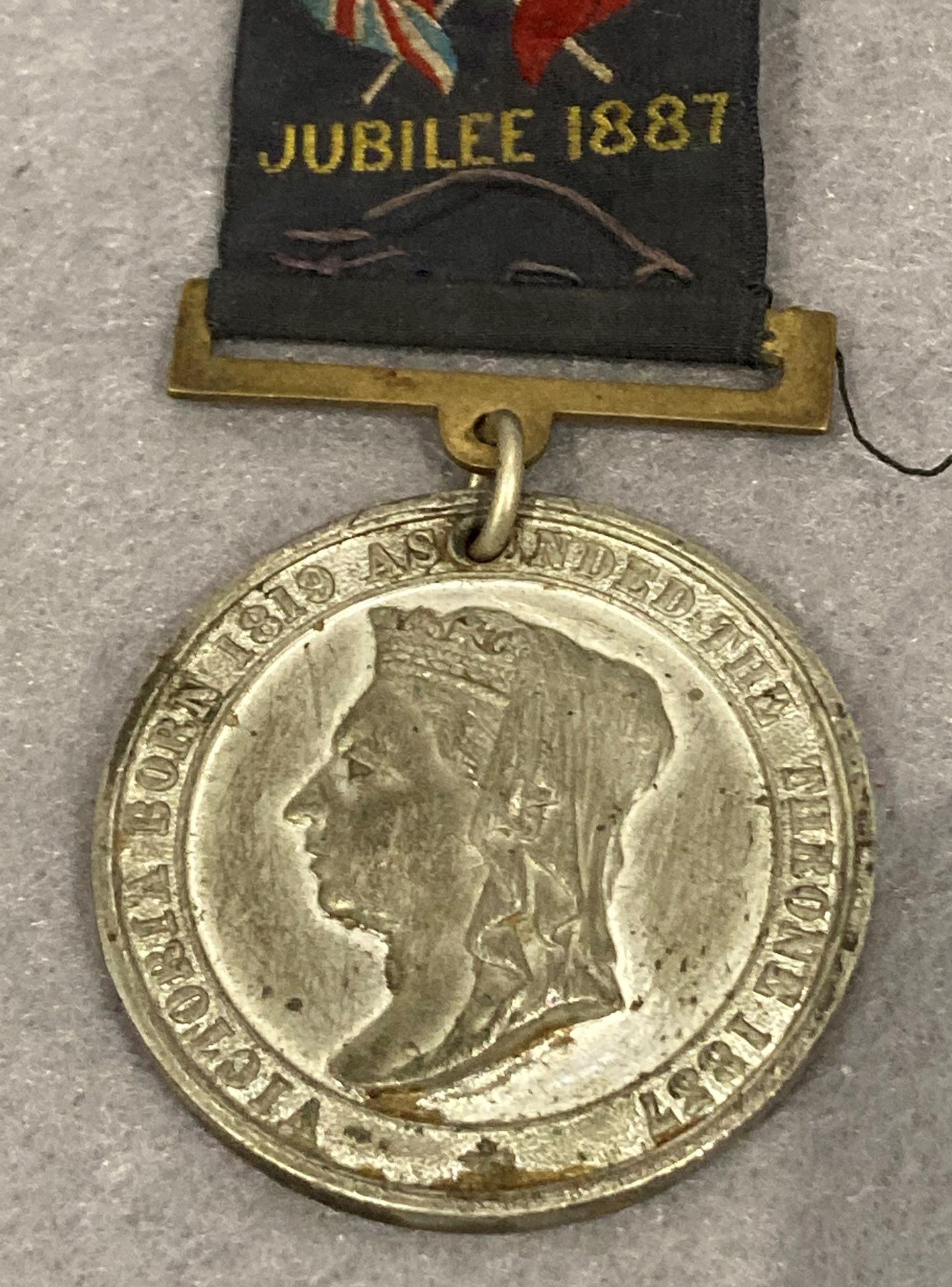 A Queen Victoria Jubilee medallion featuring the Leeds Coat of Arms to the reverse with a Jubilee - Image 2 of 3