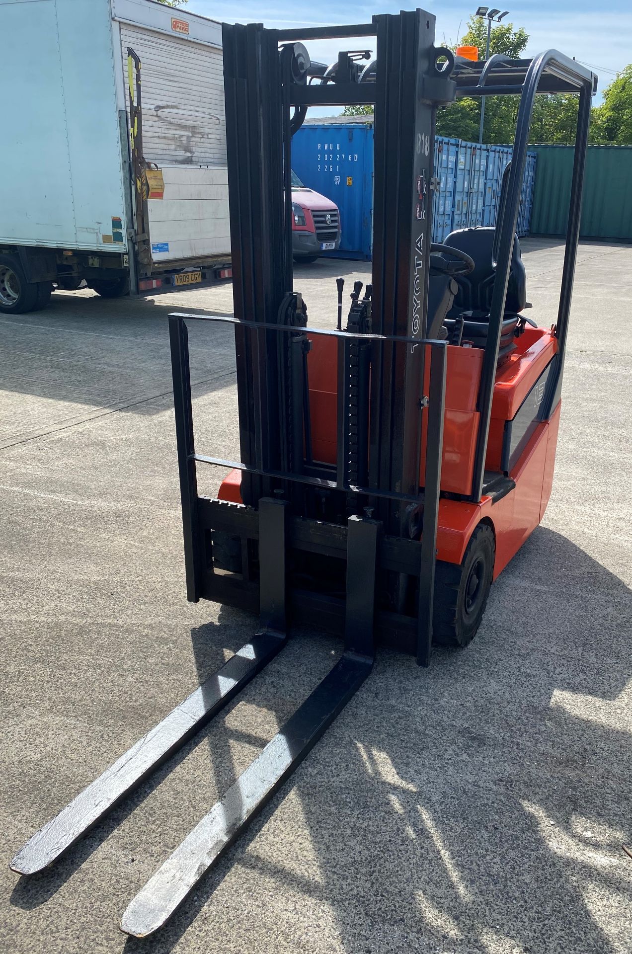 A TOYOTA 1200KG ELECTRIC FORK TRUCK - red complete with charger Model 7F BEST 13 S/N 10611 Light - Image 2 of 15