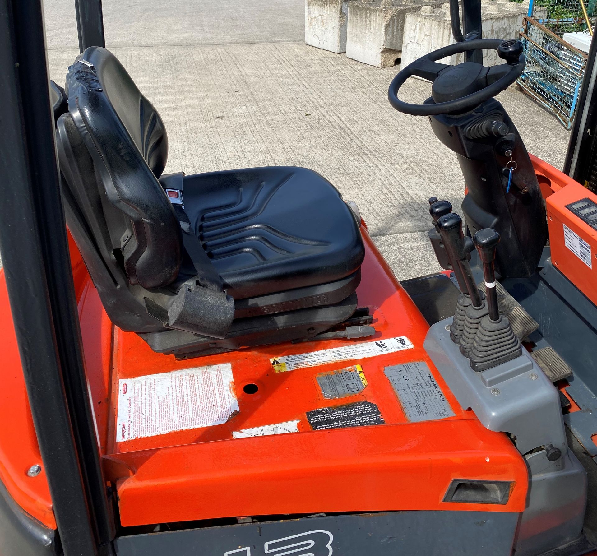 A TOYOTA 1200KG ELECTRIC FORK TRUCK - red complete with charger Model 7F BEST 13 S/N 10611 Light - Image 11 of 15