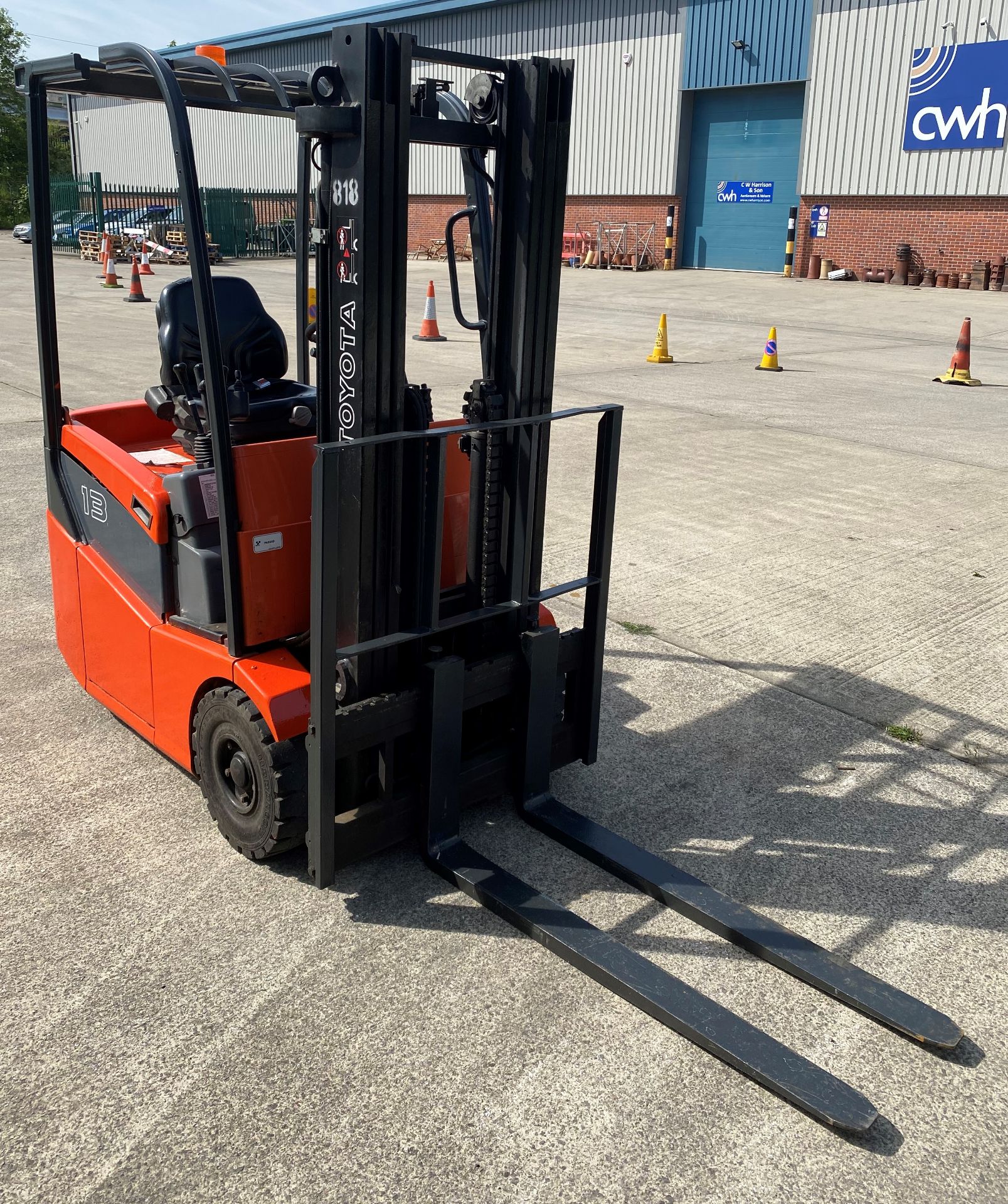 A TOYOTA 1200KG ELECTRIC FORK TRUCK - red complete with charger Model 7F BEST 13 S/N 10611 Light - Image 3 of 15