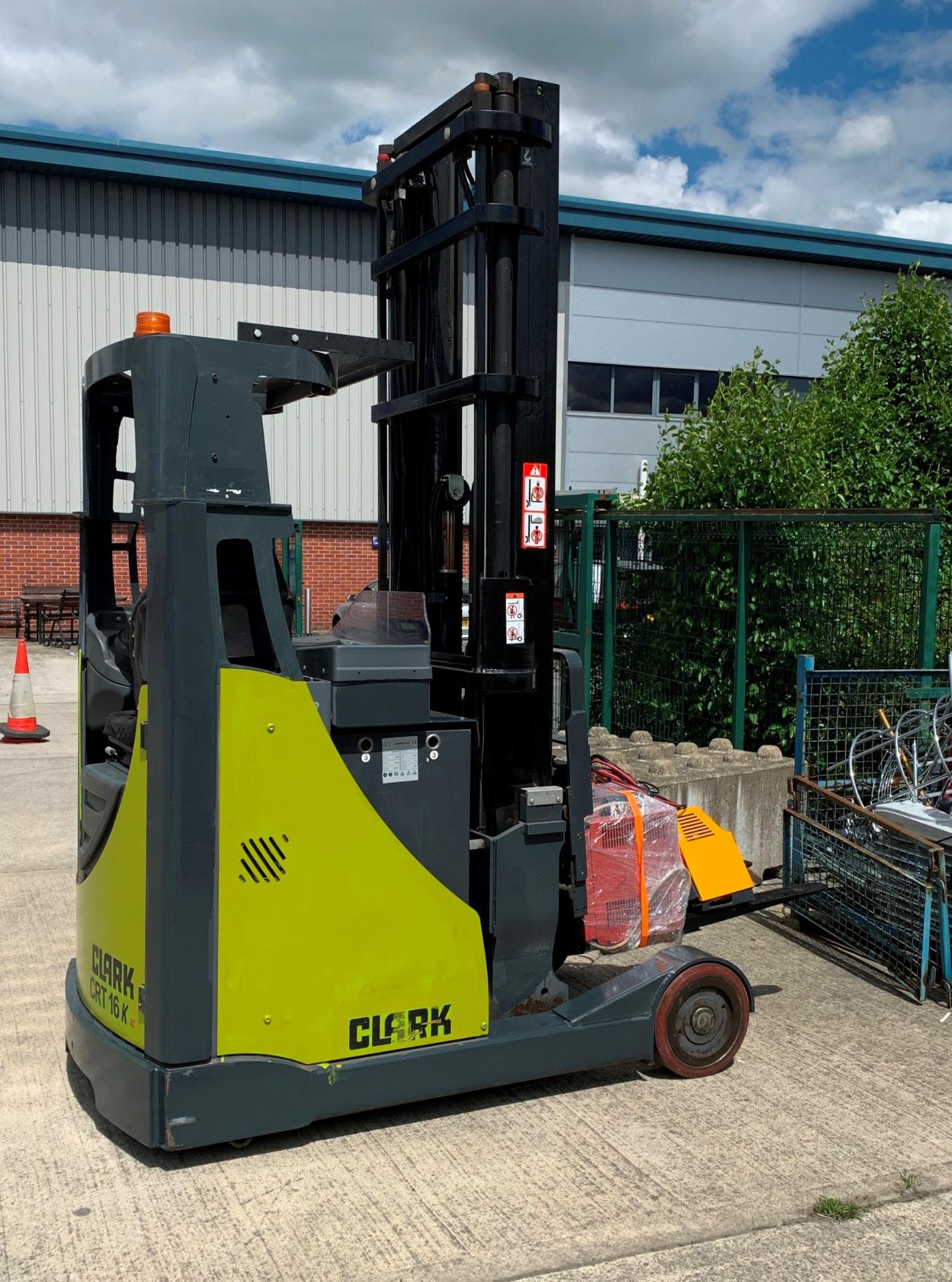 A CLARK CRT16K 1600KG ELECTRIC REACH TRUCK - green complete with charger S/N 032770 Lift height - Image 3 of 3