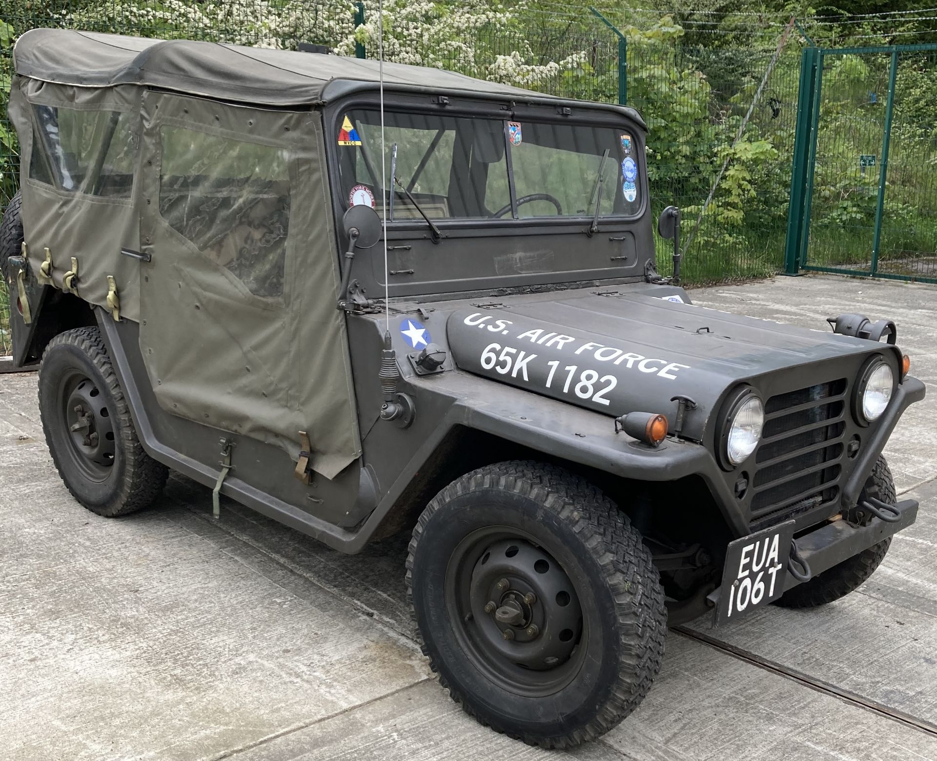 A FORD M151 (WILLYS) 1/4 TON 2.2 LIGHT 4X4 UTILITY JEEP - Petrol - Green - Ex USA Air Force. - Image 2 of 28