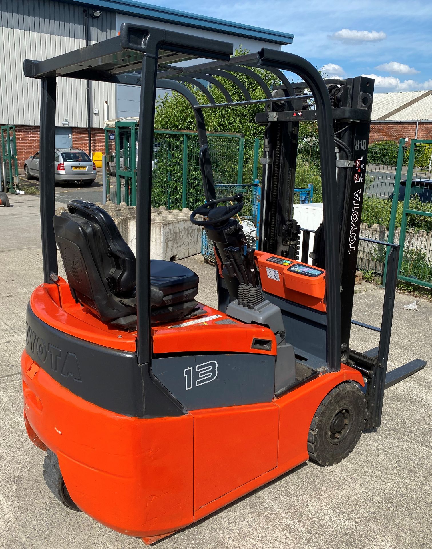 A TOYOTA 1200KG ELECTRIC FORK TRUCK - red complete with charger Model 7F BEST 13 S/N 10611 Light - Image 4 of 15