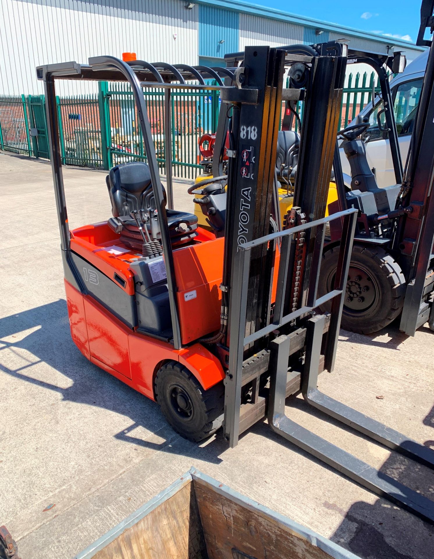 A TOYOTA 1200KG ELECTRIC FORK TRUCK - red complete with charger Model 7F BEST 13 S/N 10611 Light - Image 15 of 15