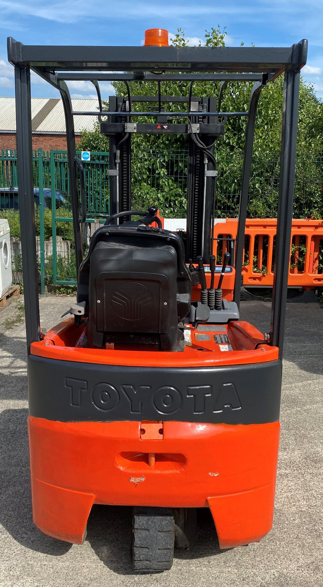 A TOYOTA 1200KG ELECTRIC FORK TRUCK - red complete with charger Model 7F BEST 13 S/N 10611 Light - Image 5 of 15