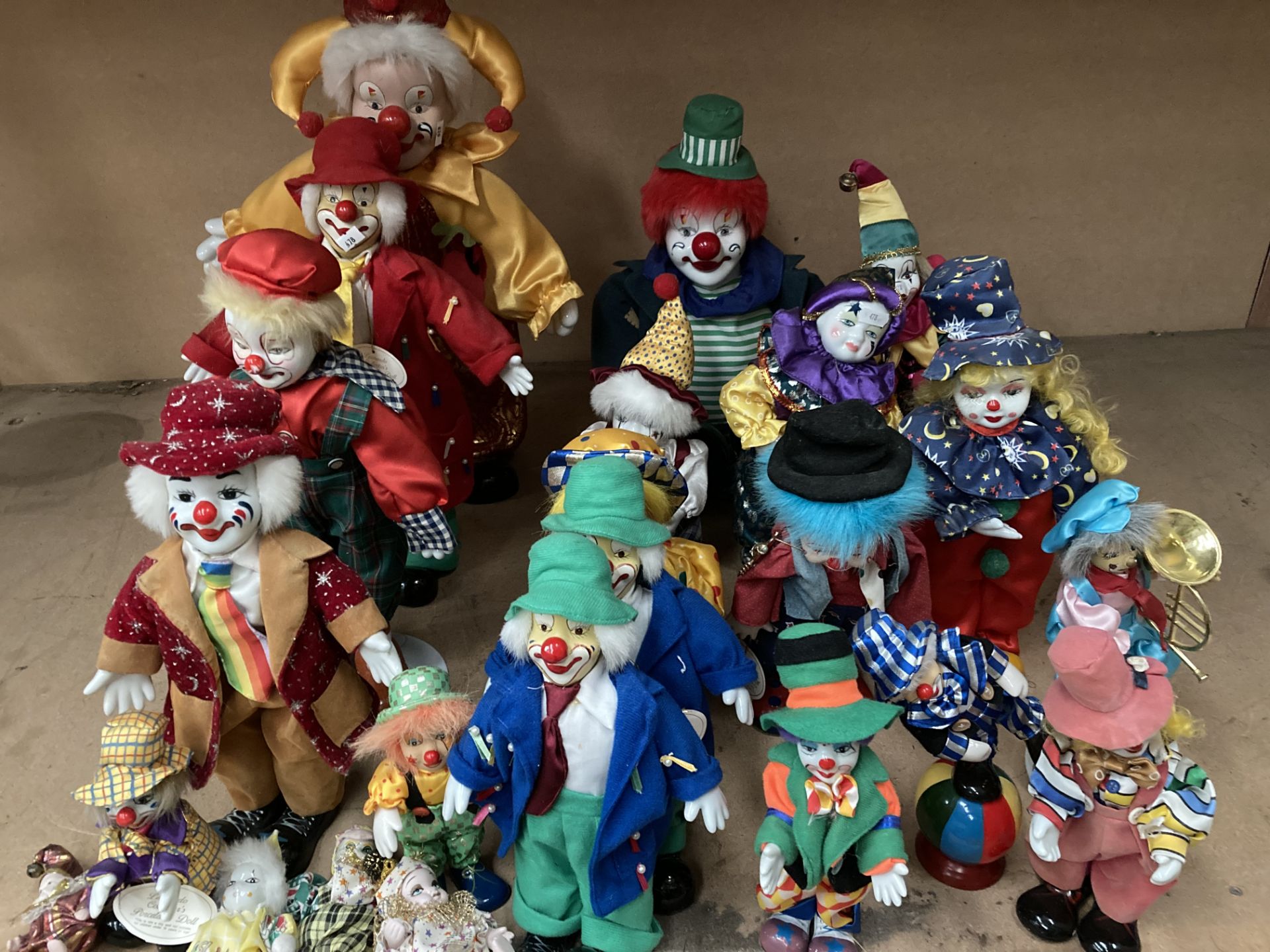 22 assorted porcelain collectors clowns figures,