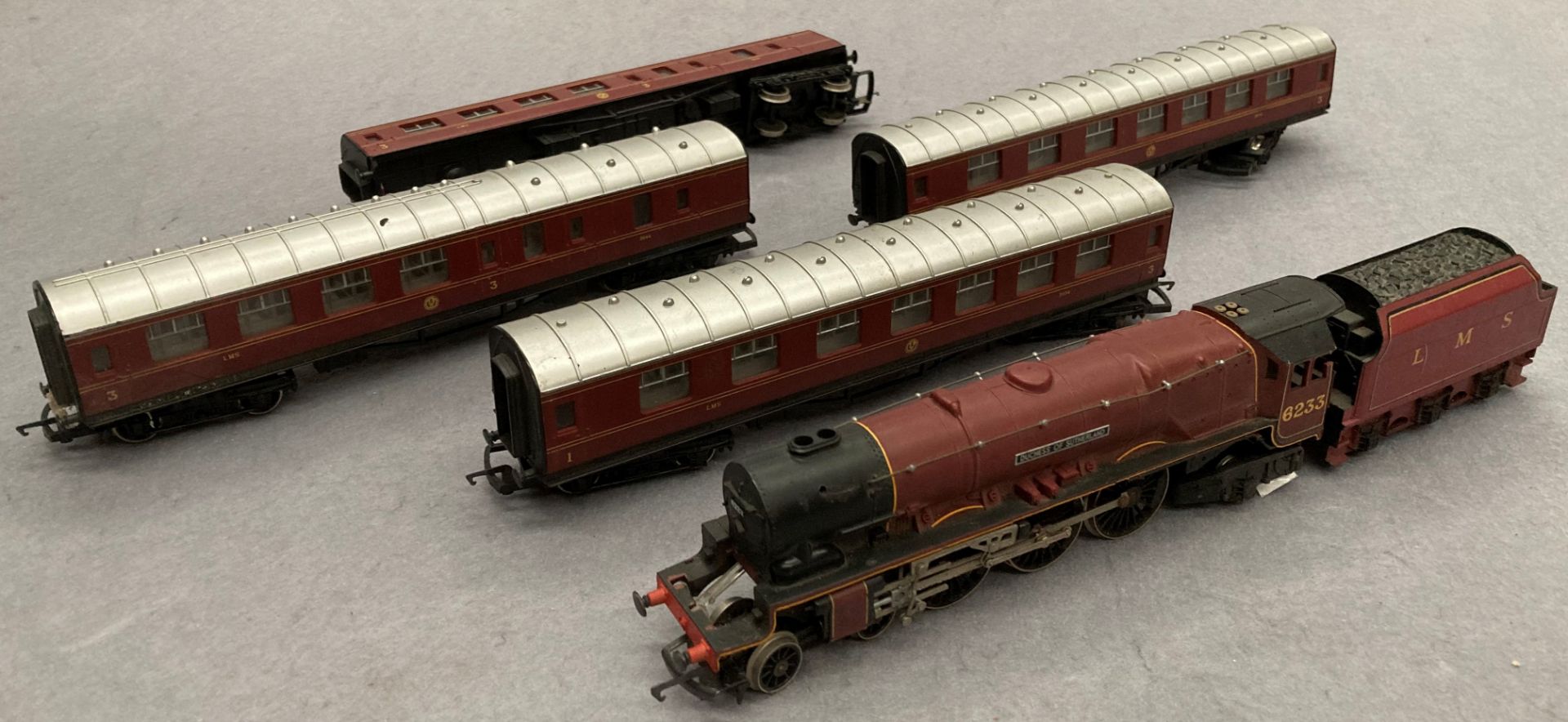 Hornby LMS 6233 scale model Duchess of Sutherland steam locomotive and four carriages