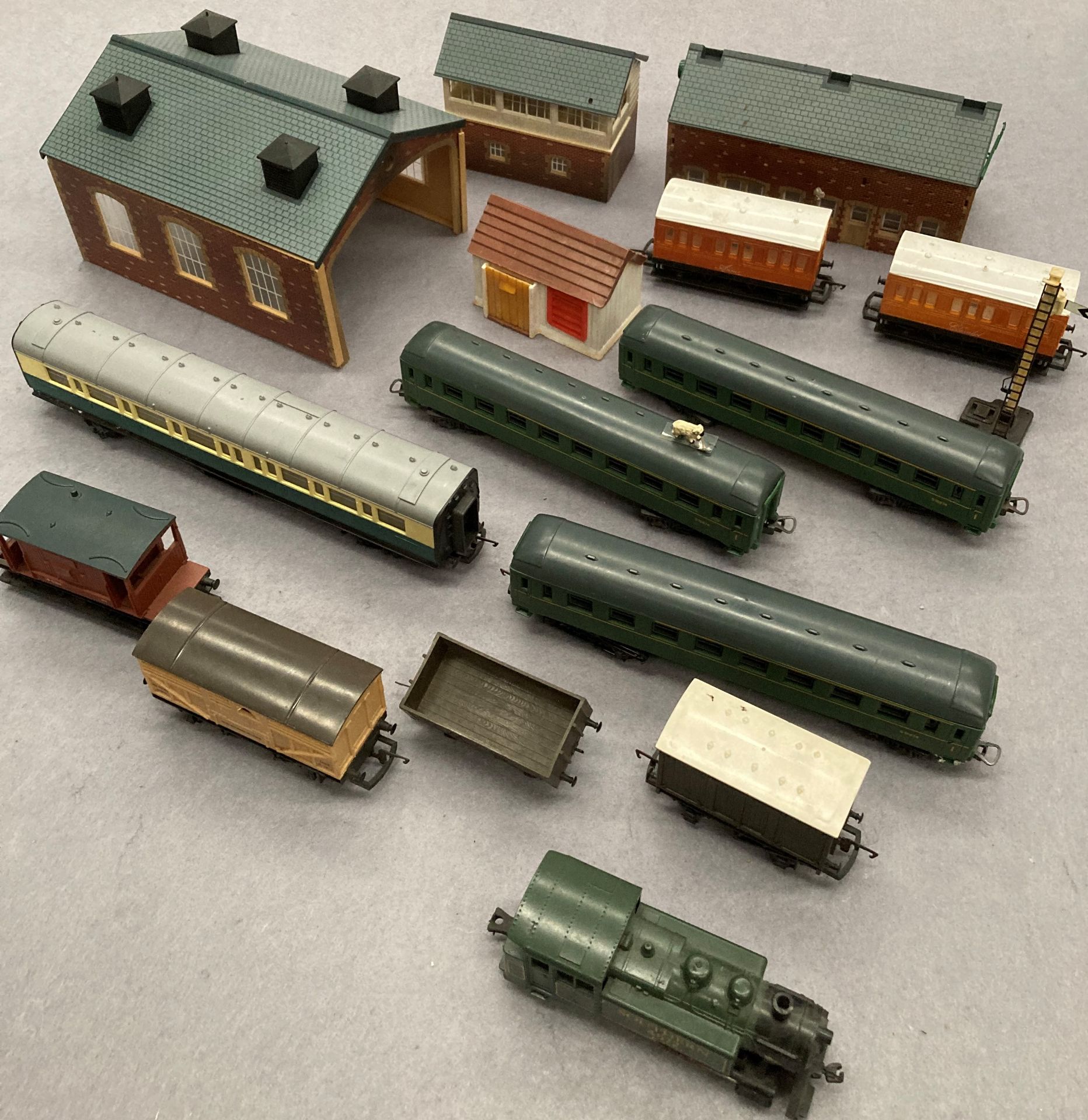 Contents to box scale model Southern 4572 steam train/shunter by Lima, five assorted carriages, - Image 2 of 2