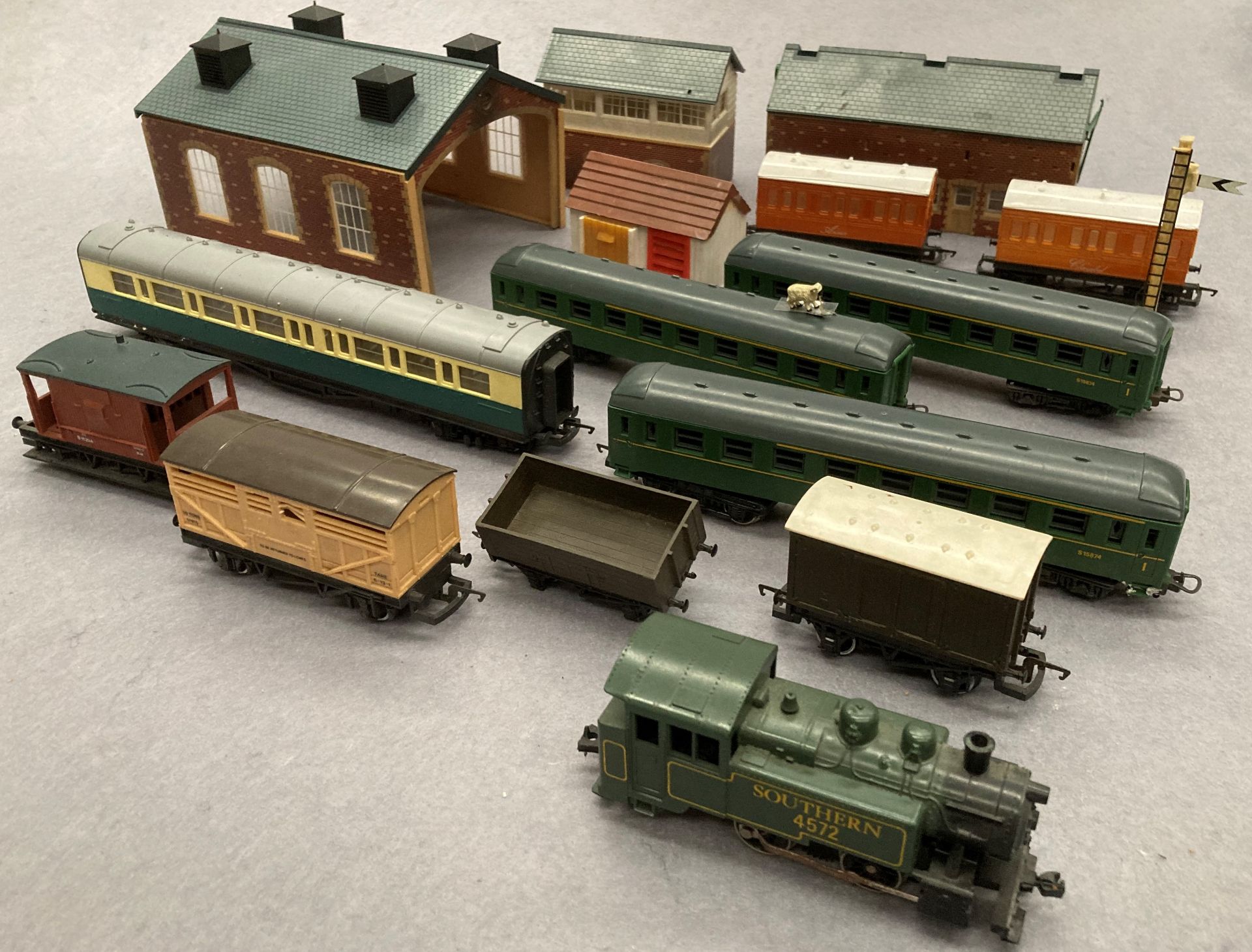 Contents to box scale model Southern 4572 steam train/shunter by Lima, five assorted carriages,
