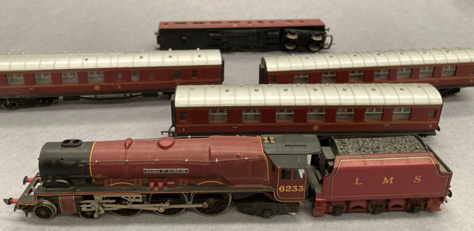 Hornby LMS 6233 scale model Duchess of Sutherland steam locomotive and four carriages - Image 2 of 2