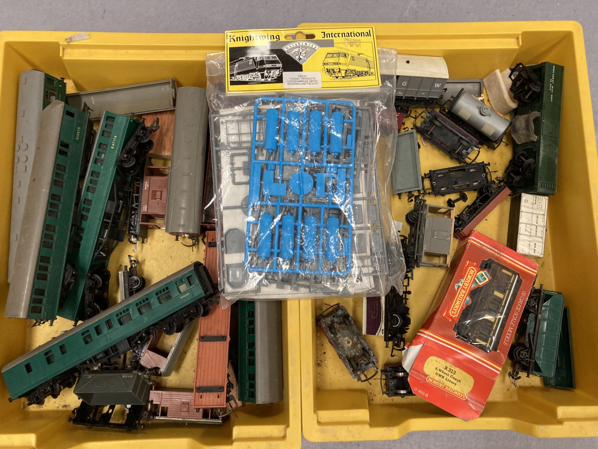 Contents to 2 trays - 26 assorted pieces rolling stock and carriages by Tri-Ang, Hornby etc.