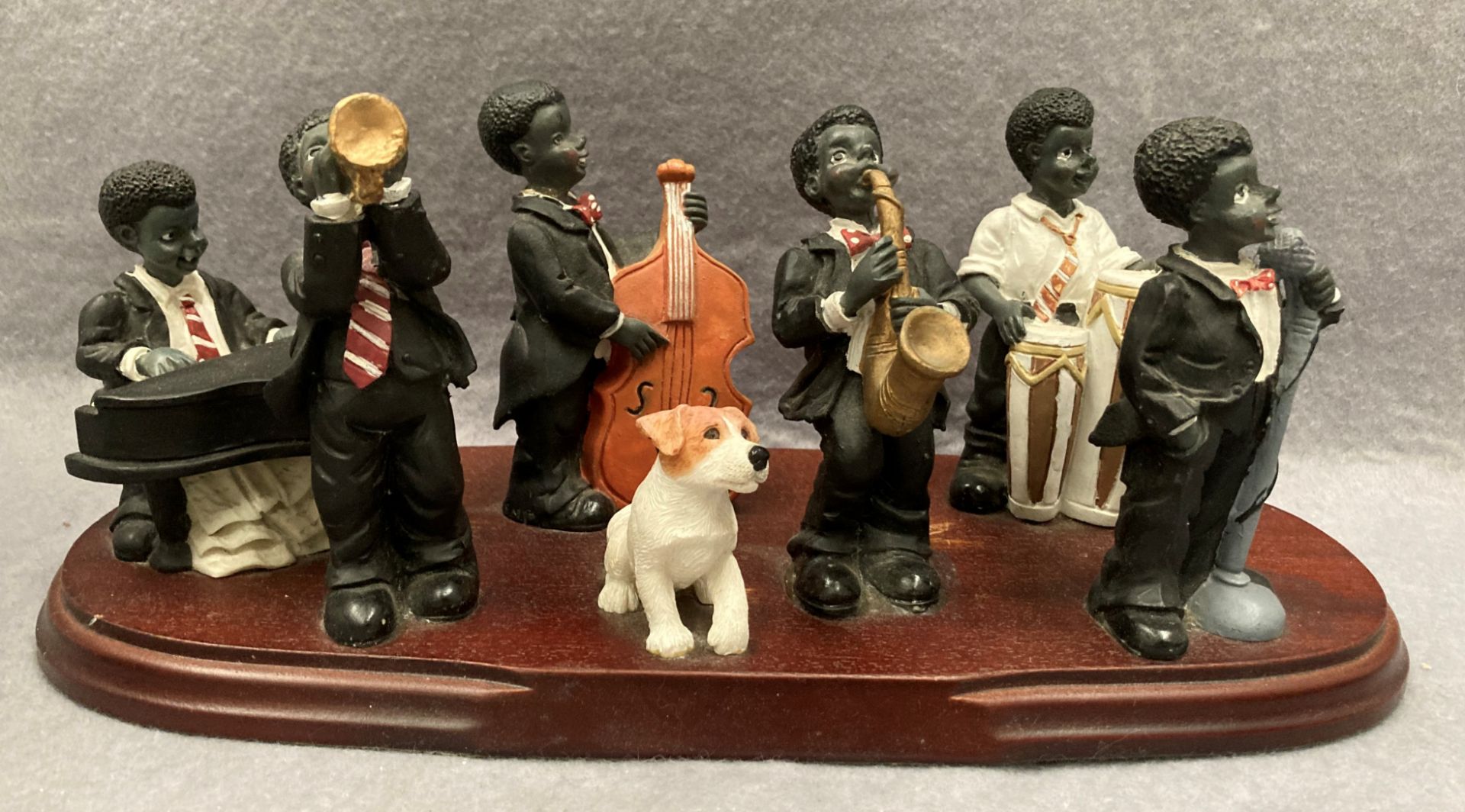 A resin six piece jazz band with dog on a wood plinth and seven resin bandsmen - Image 2 of 3