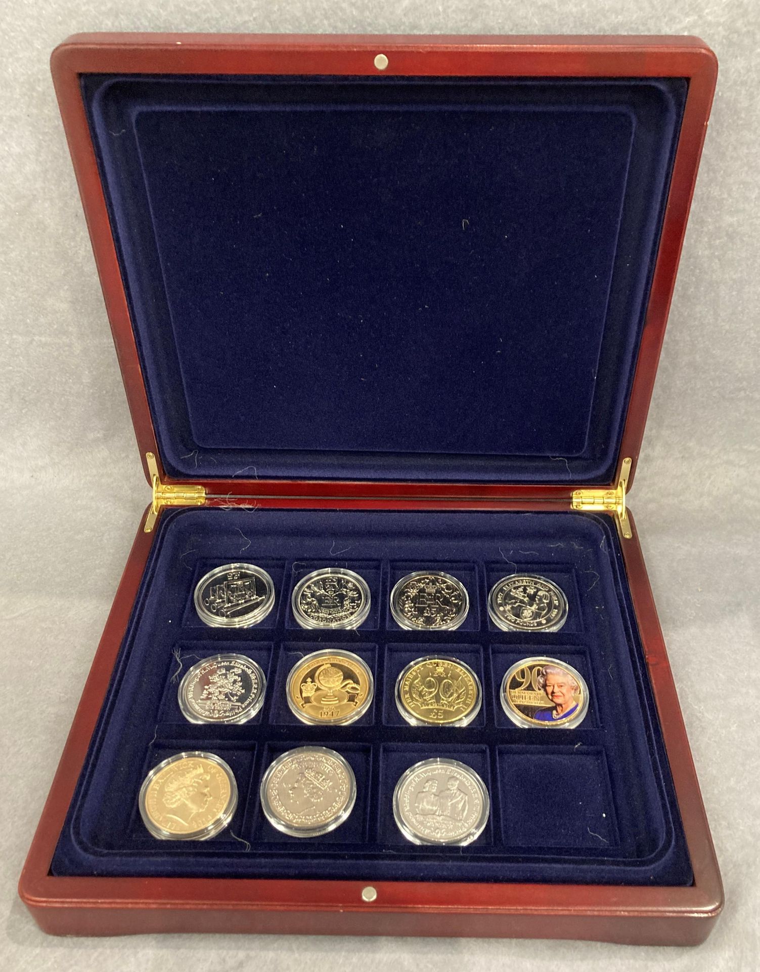 Wooden presentation box of £5 coins and others (11) - Image 2 of 2