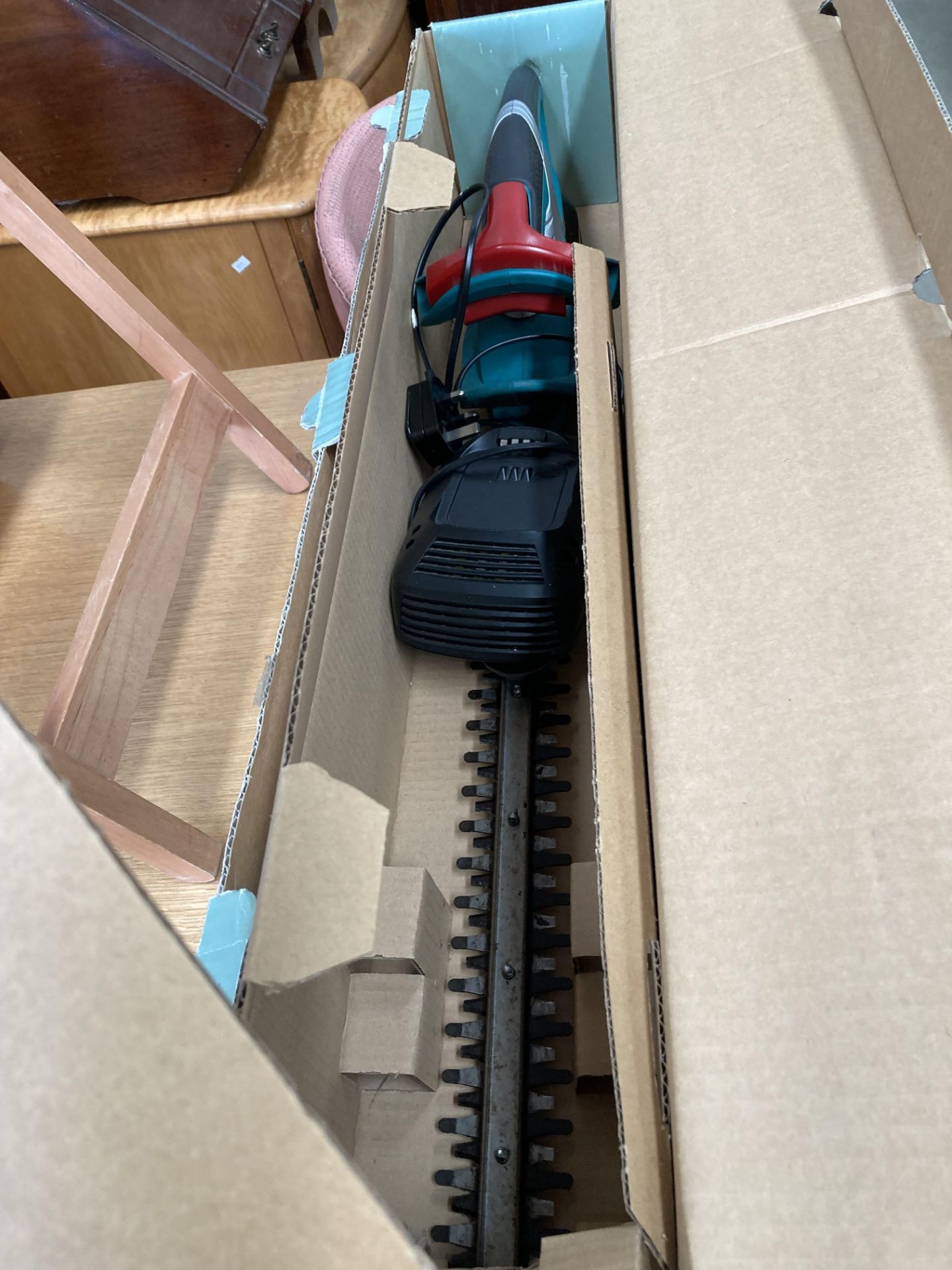 Bosch AHS 52LiL8v cordless hedge trimmer complete with battery and charger - looks unused