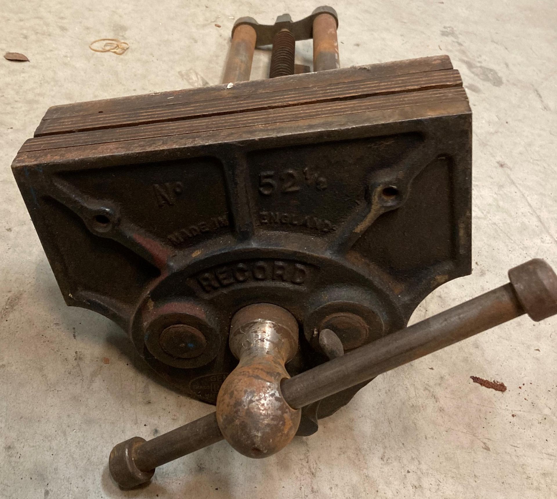 Record No 52½ bench mounted wood working vice