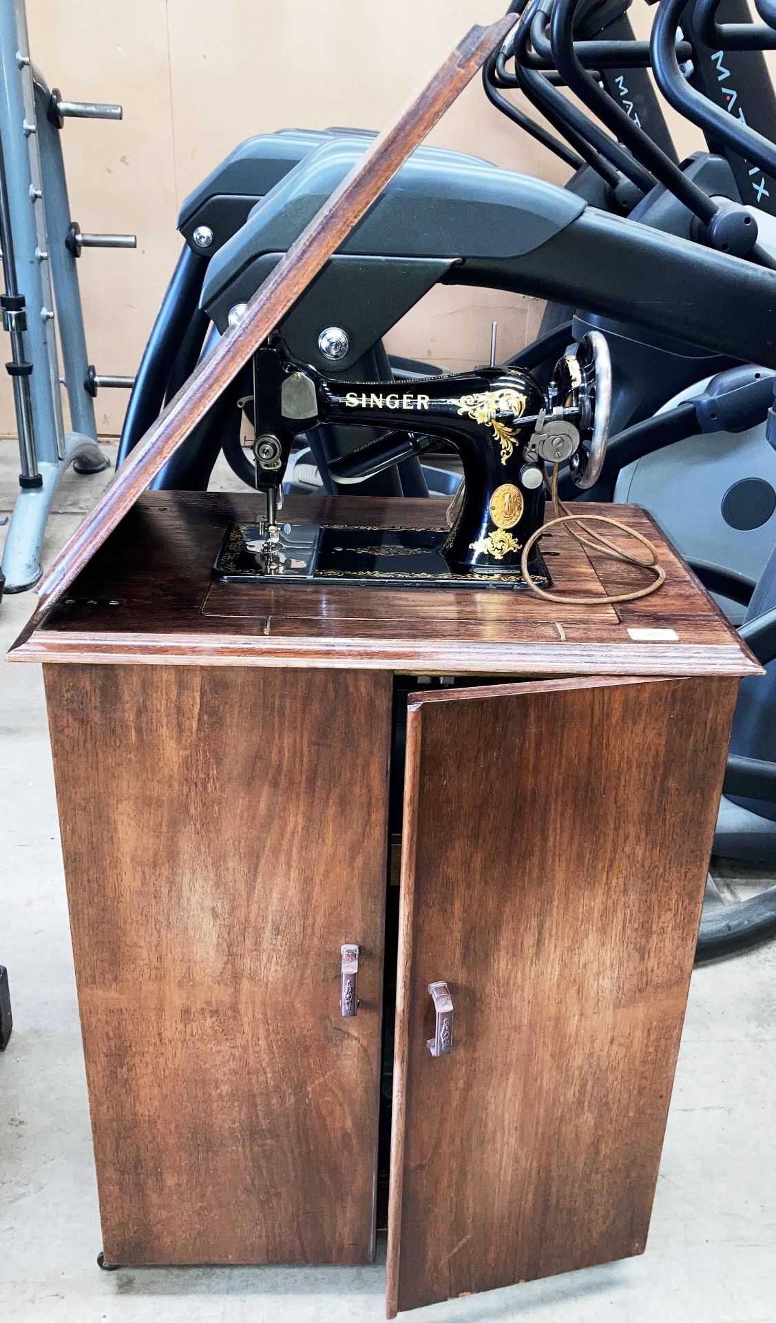 A Singer 240v electric sewing machine in an oak cabinet - Image 2 of 2