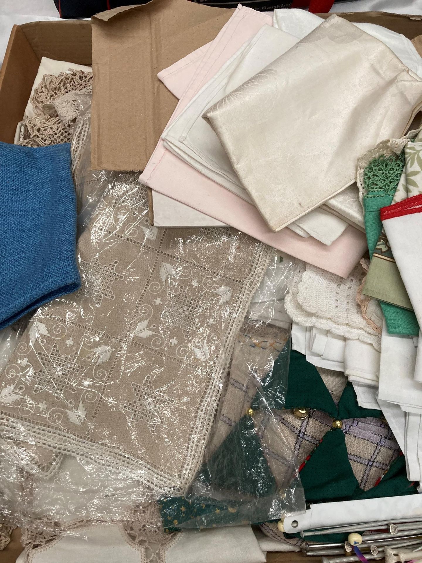 Contents to tray a large quantity of assorted linen table cloths, mats, - Image 3 of 3