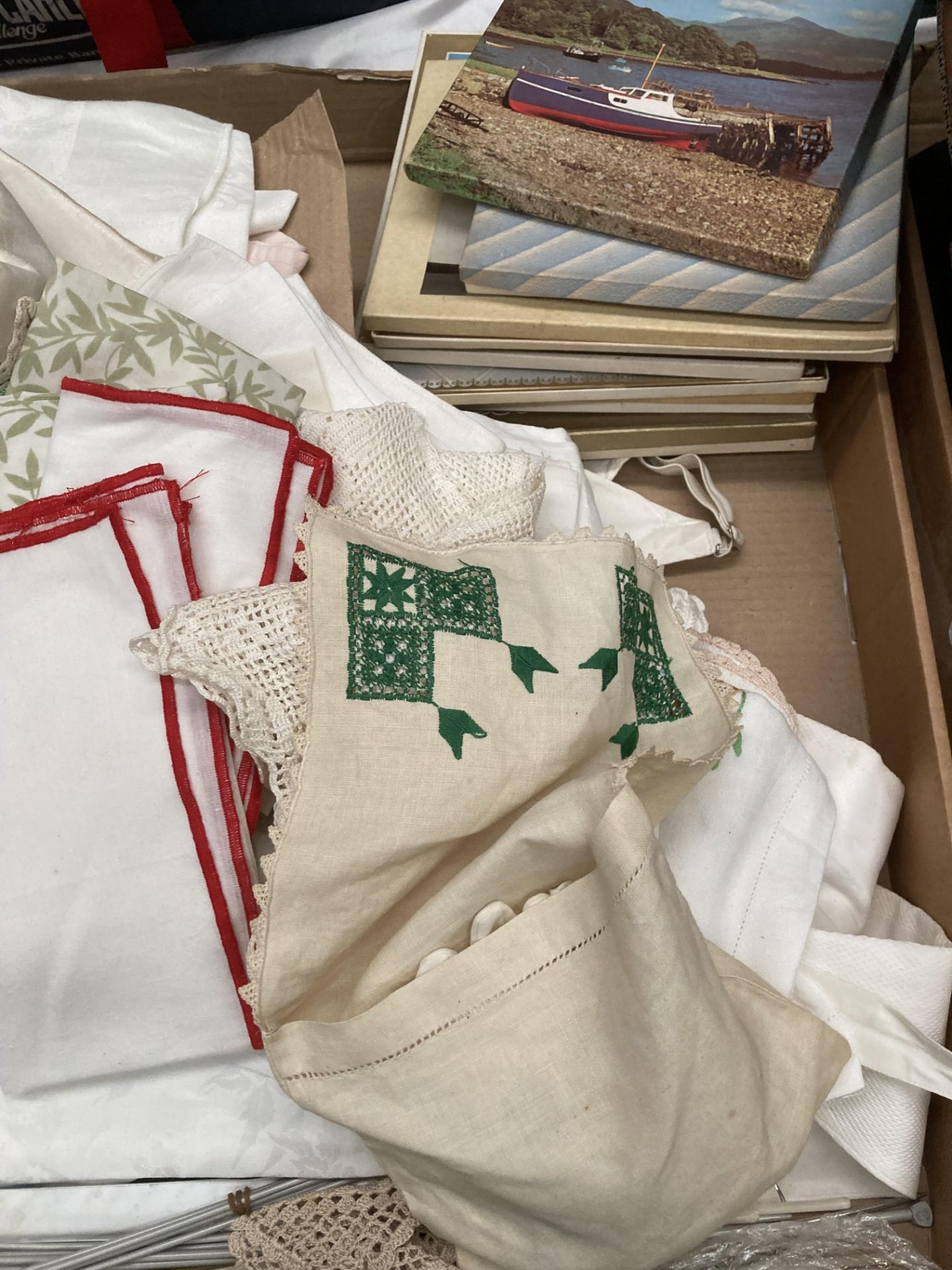 Contents to tray a large quantity of assorted linen table cloths, mats, - Image 2 of 3