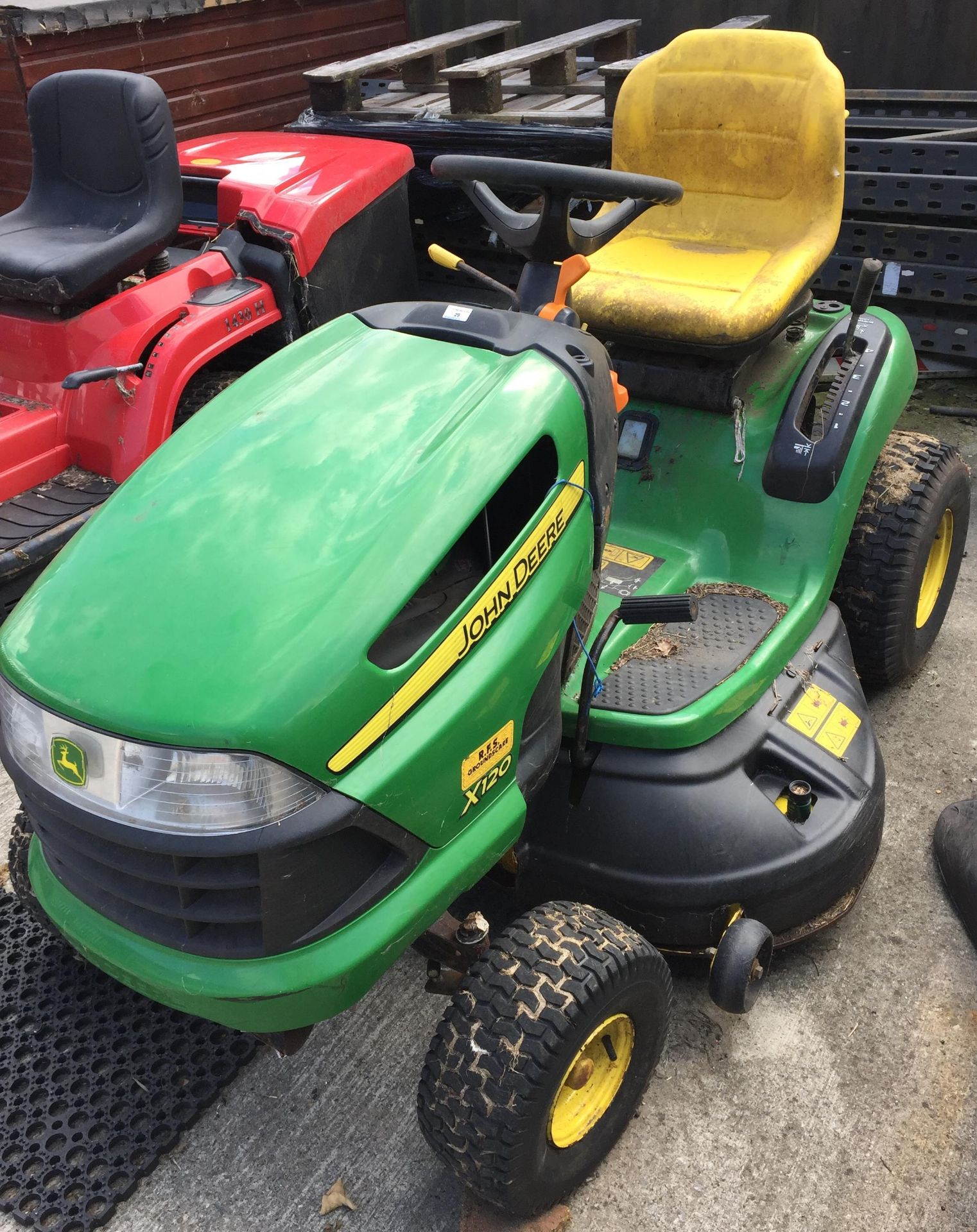 John Deere X120 petrol ride on mower - no keys - sold as spares and repairs - Image 4 of 4