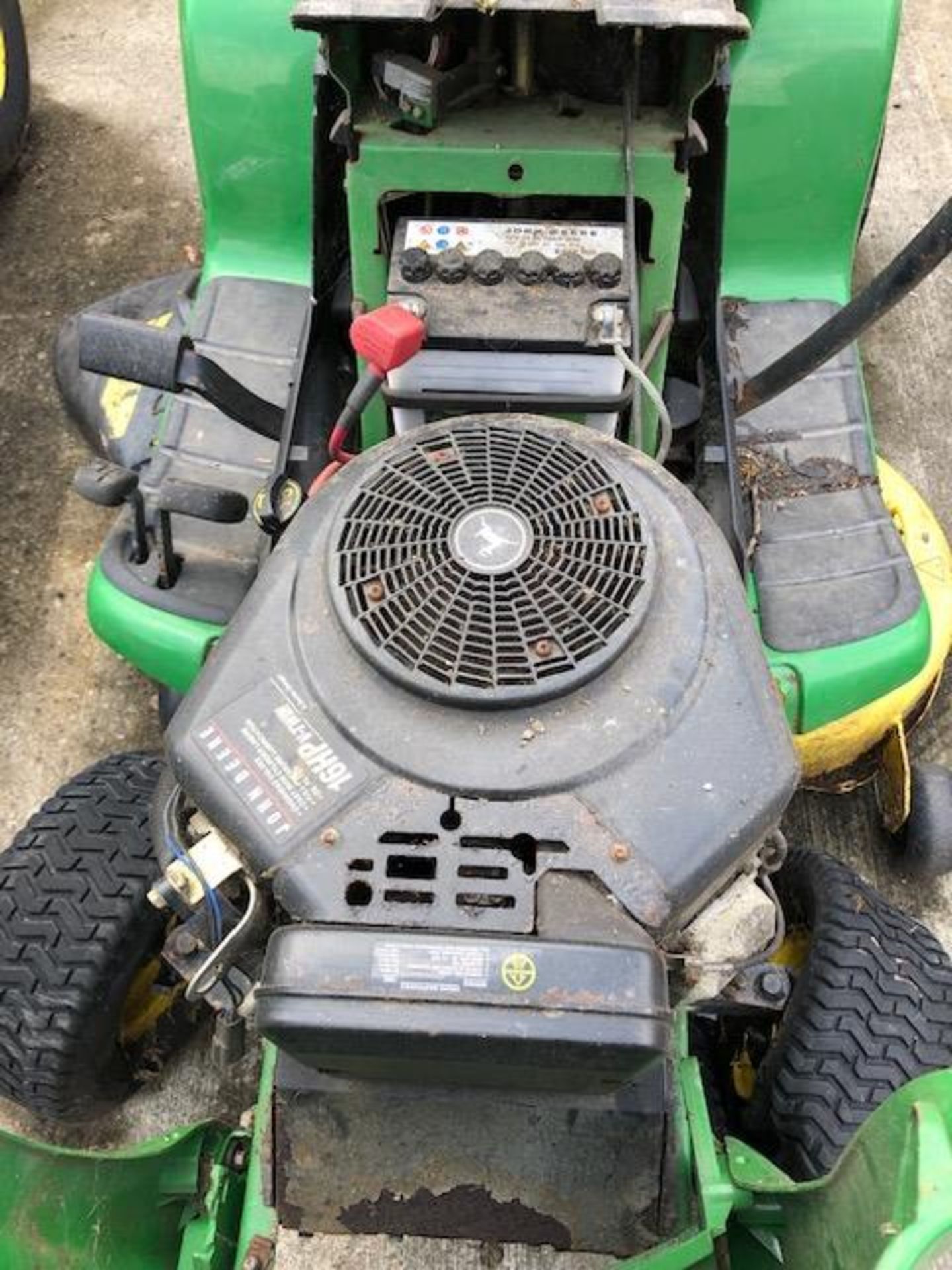 John Deere LT166 ride on petrol mower - no keys - sold as spares and repairs - Image 5 of 6