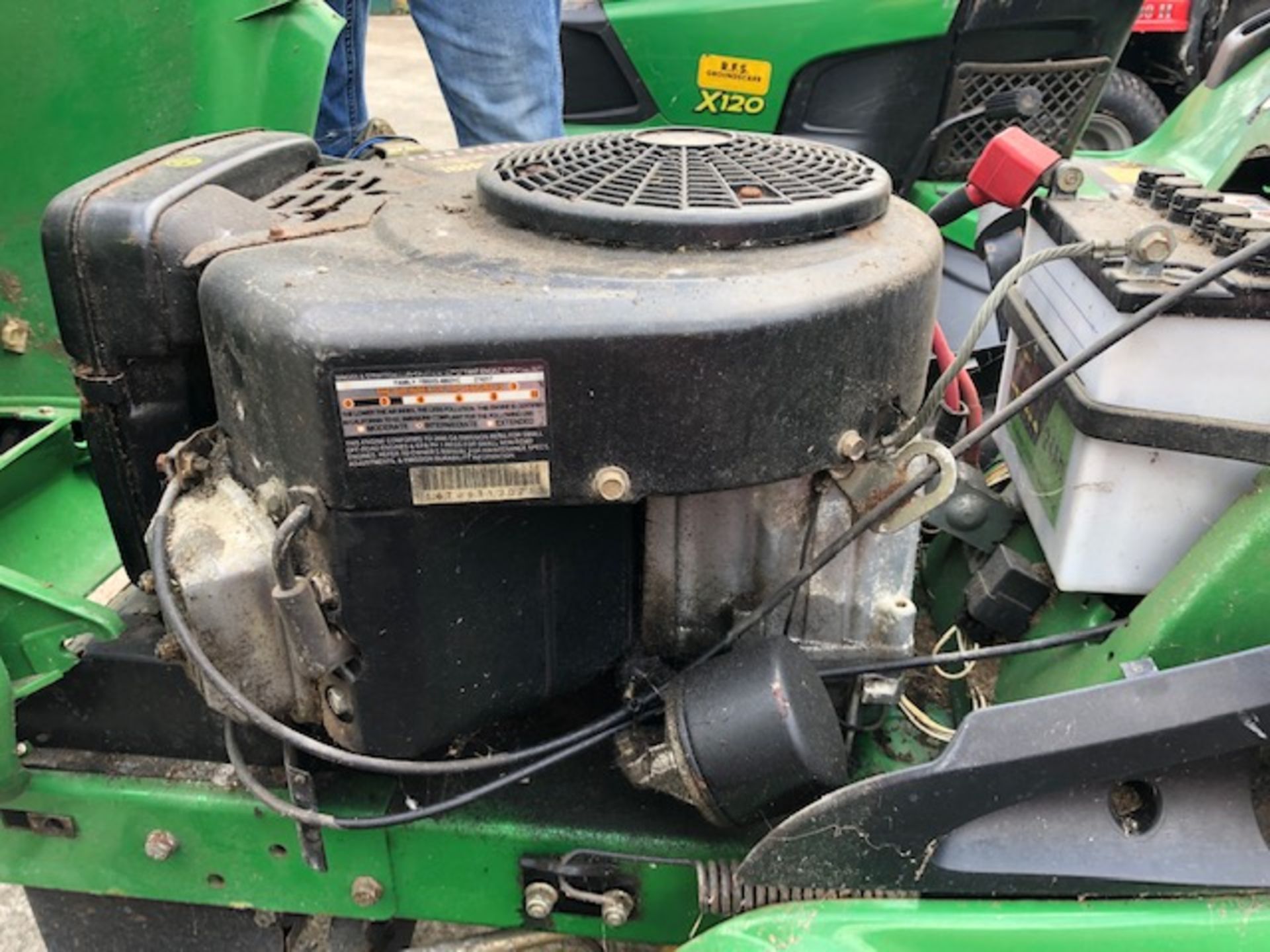 John Deere LT166 ride on petrol mower - no keys - sold as spares and repairs - Image 6 of 6