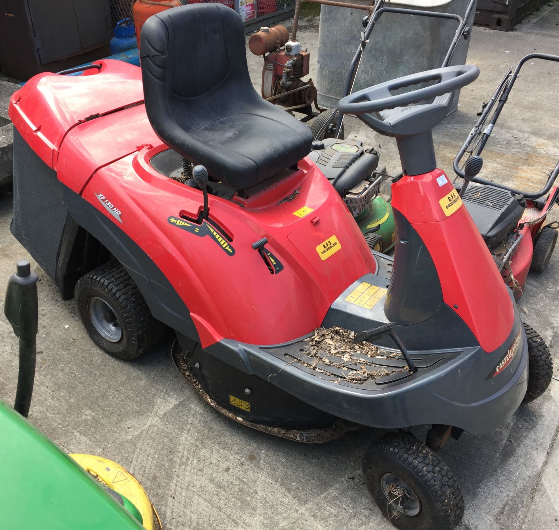 John Deere LT166 ride on petrol mower - no keys - sold as spares and repairs - Image 3 of 6