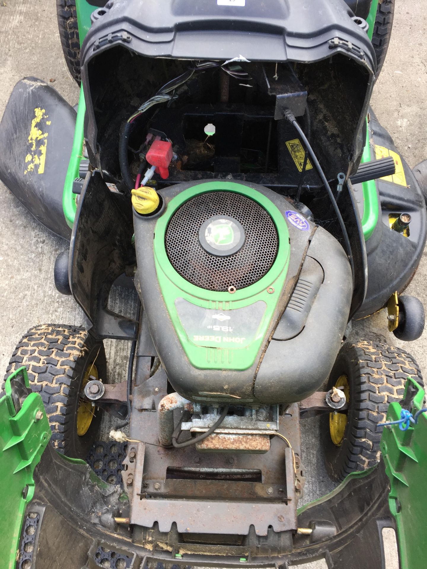 John Deere X120 petrol ride on mower - no keys - sold as spares and repairs - Image 3 of 4