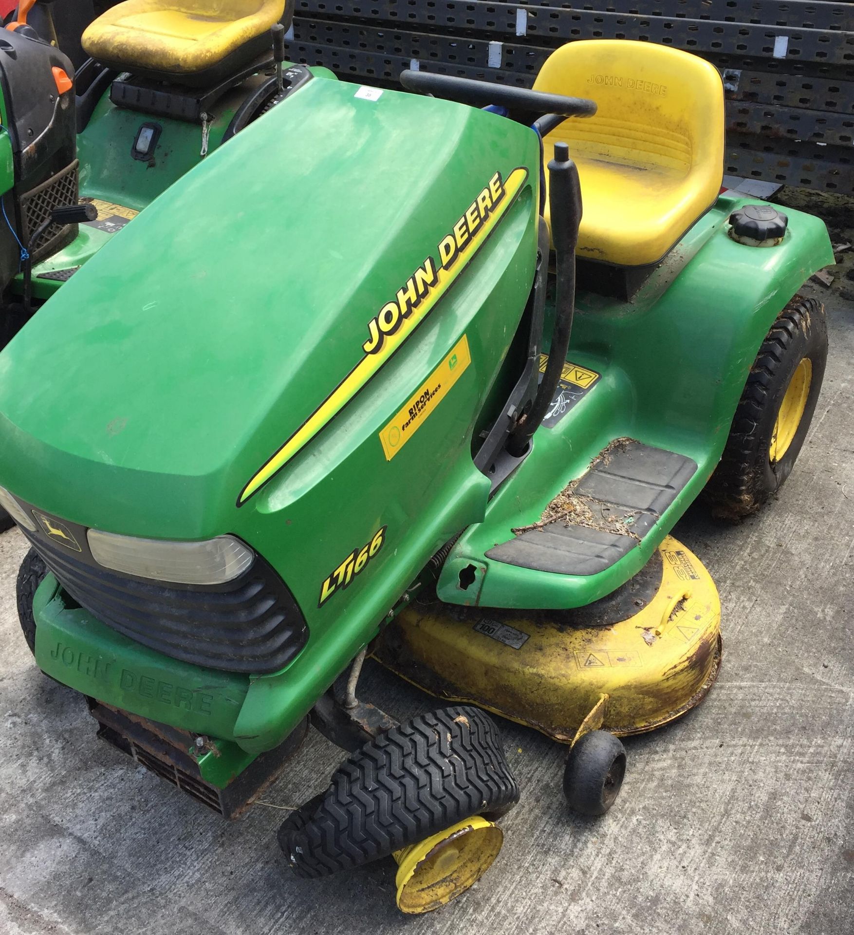 John Deere LT166 ride on petrol mower - no keys - sold as spares and repairs - Image 2 of 6