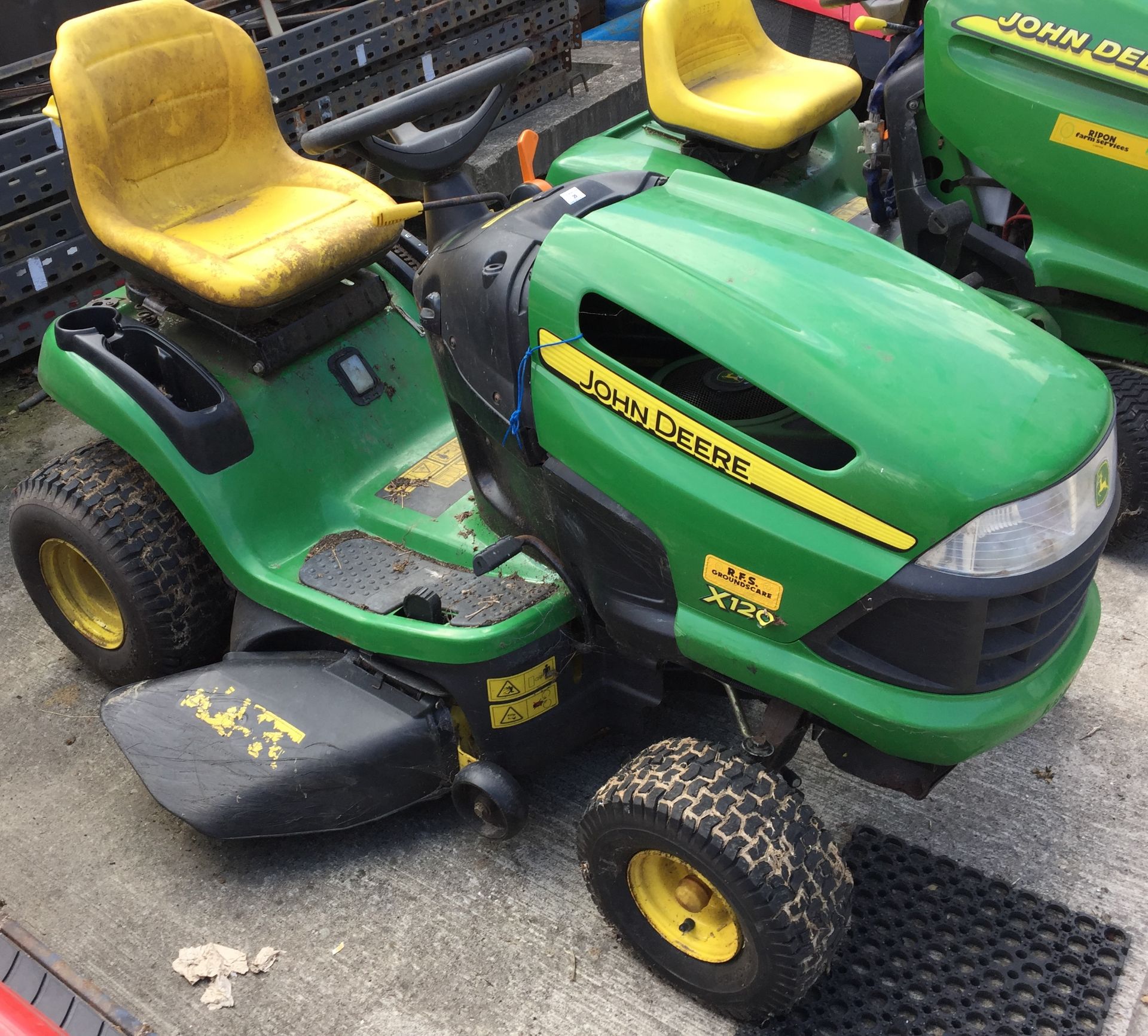 John Deere X120 petrol ride on mower - no keys - sold as spares and repairs - Image 2 of 4