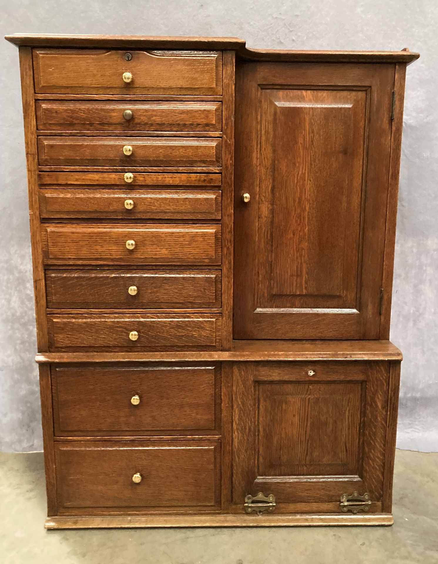 AN OAK TABLE TOP DENTAL CABINET with ten various sized drawers with brass handles and a recessed - Image 4 of 7