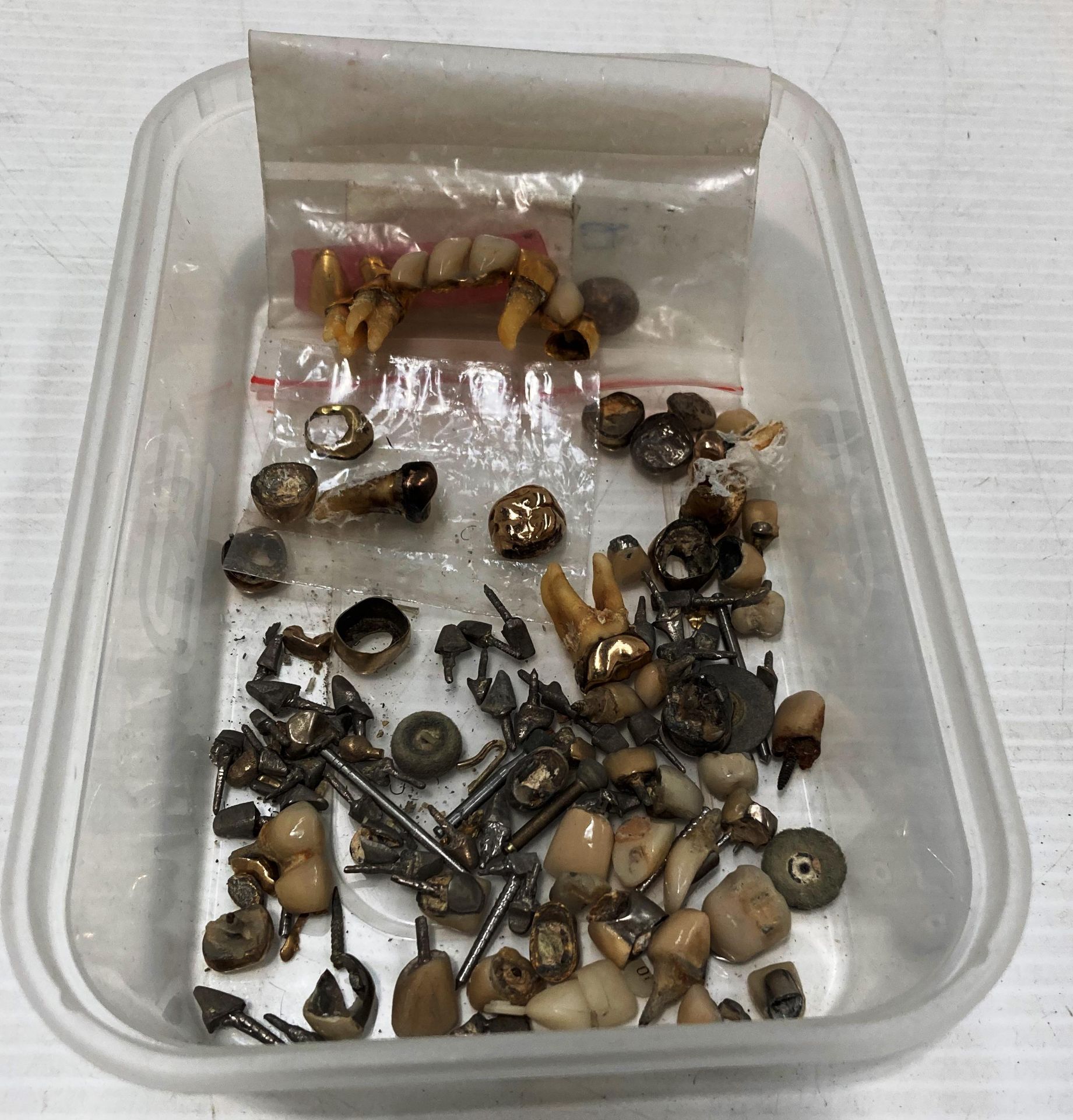 Contents to plastic tray - assorted gold and other teeth - total weight including tray 5.