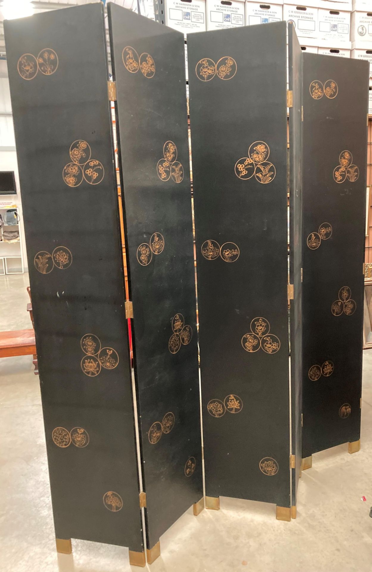 A black six section folding modesty screen/room divider with gilt oriental scenes to each section - Image 4 of 5