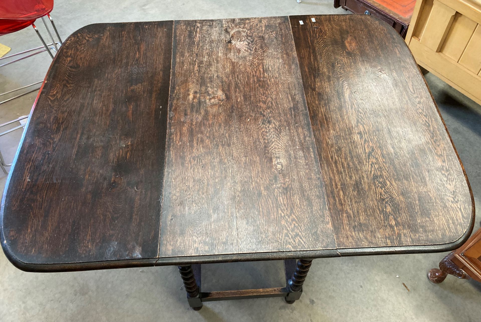 An oak drop leaf dining table with barley twist legs 100 x 135cm when open - Image 2 of 2