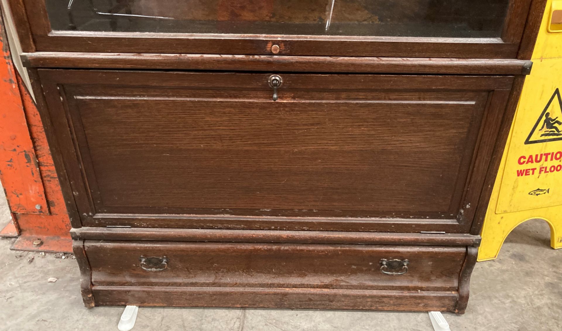 A GLOBE WERNICKE OAK STANDING BOOK CASE with five glazed sections over single door single drawer - Image 9 of 11