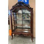 A LATE 19TH CENTURY CONTINENTAL CARVED MAHOGANY DISPLAY CABINET - four shelves mirrored back on