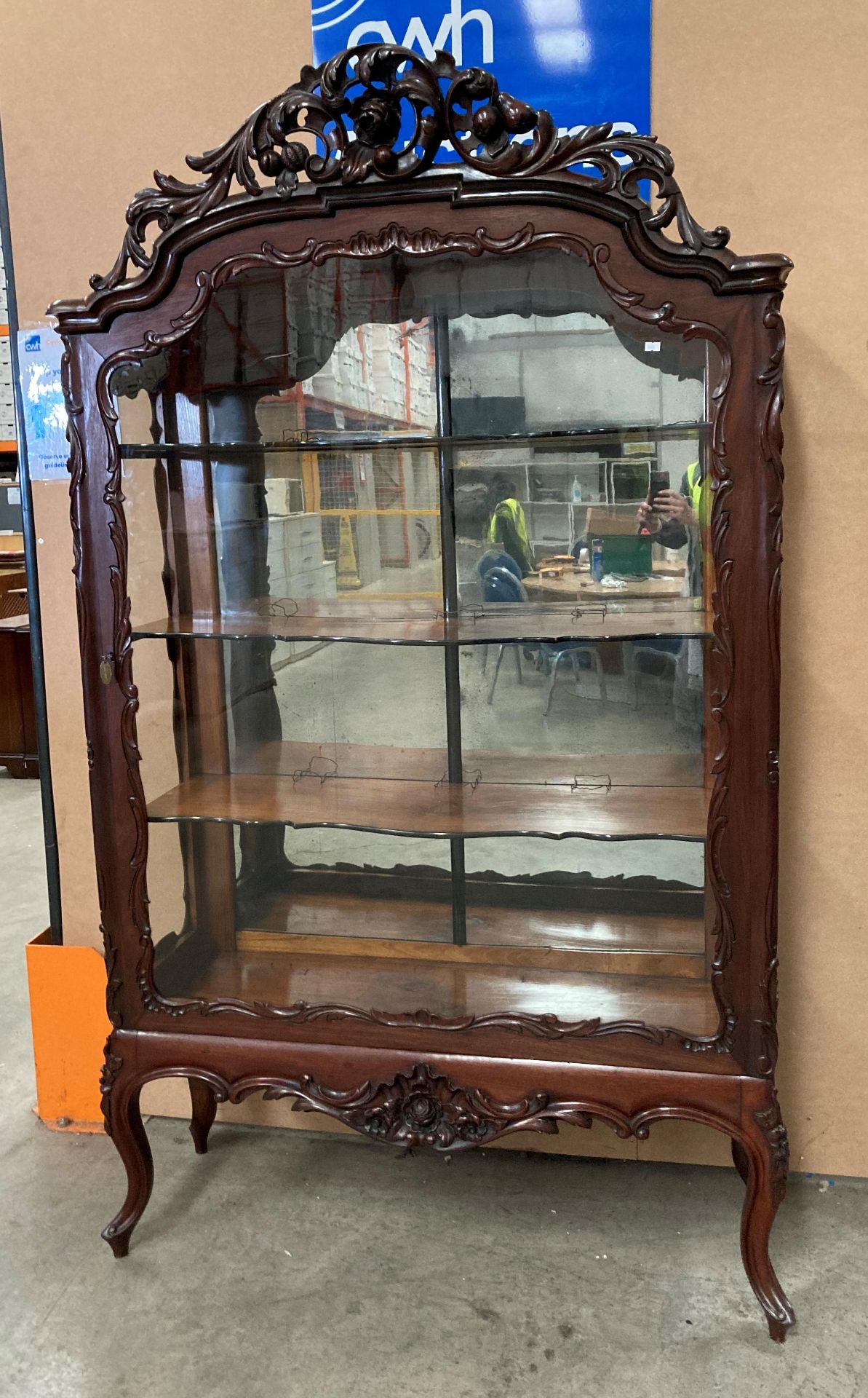 A LATE 19TH CENTURY CONTINENTAL CARVED MAHOGANY DISPLAY CABINET - four shelves mirrored back on