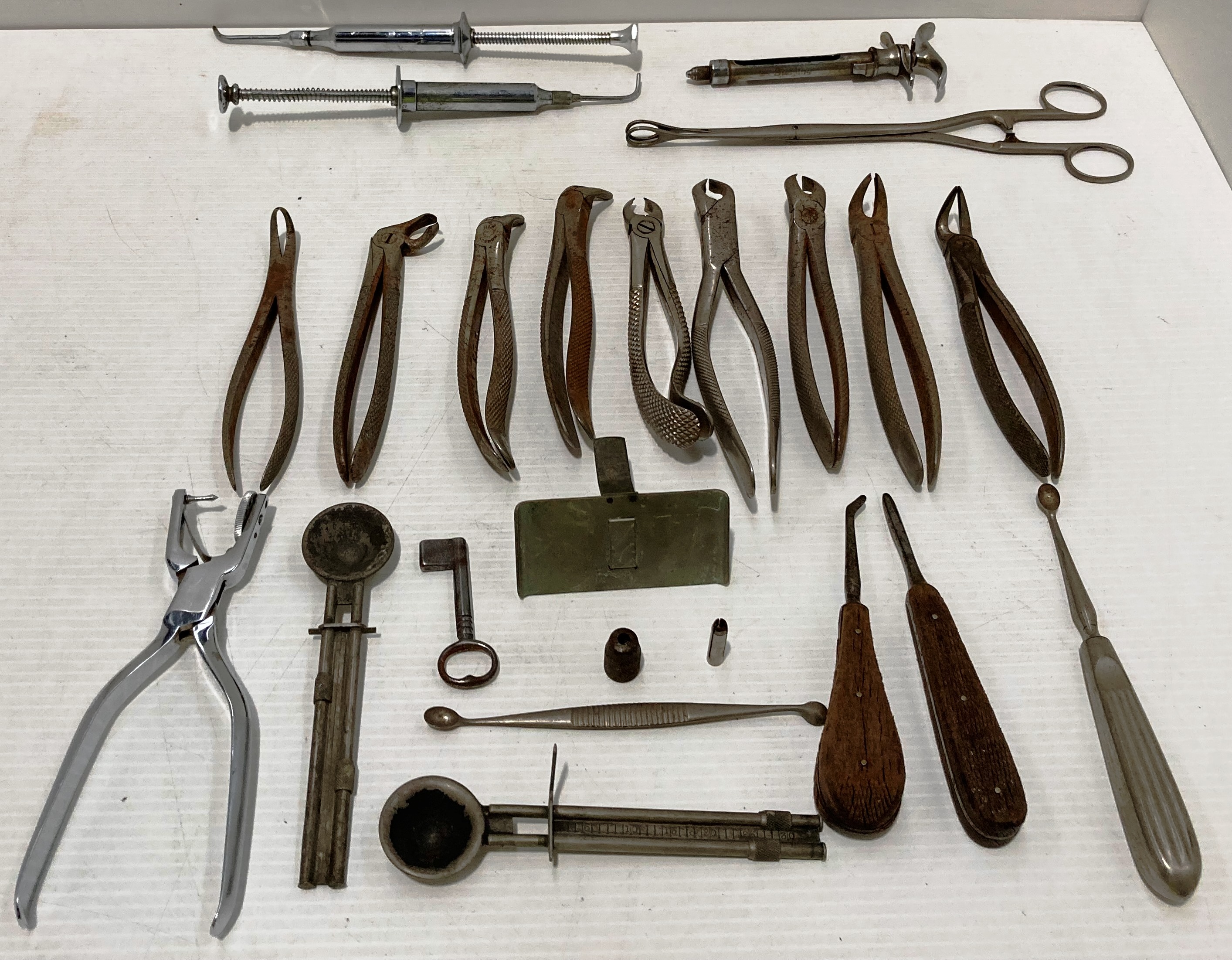 Contents to blue plastic tray a quantity of vintage dental equipment