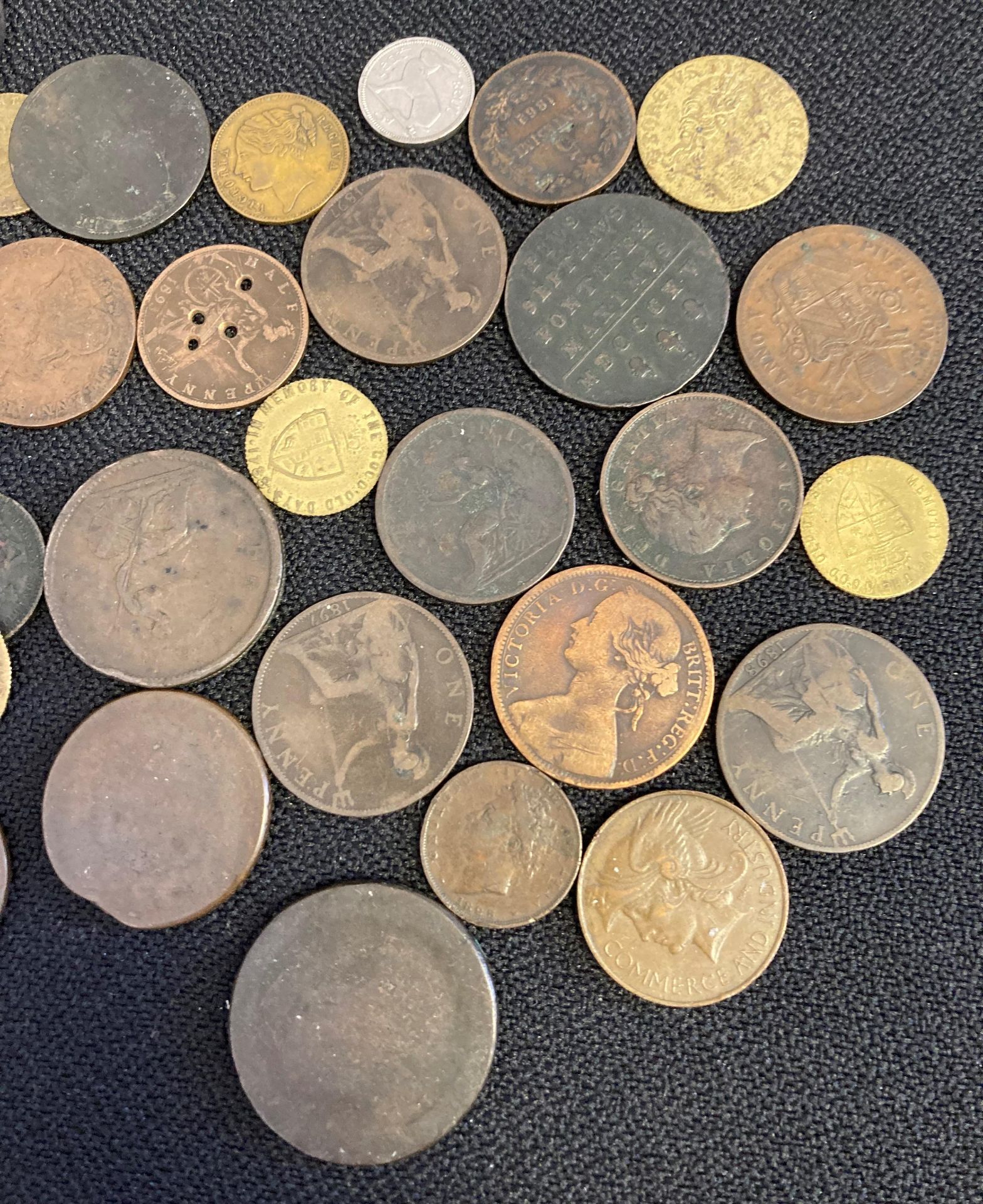 Collection of predominantly British copper and bronze coins & tokens - Image 3 of 3