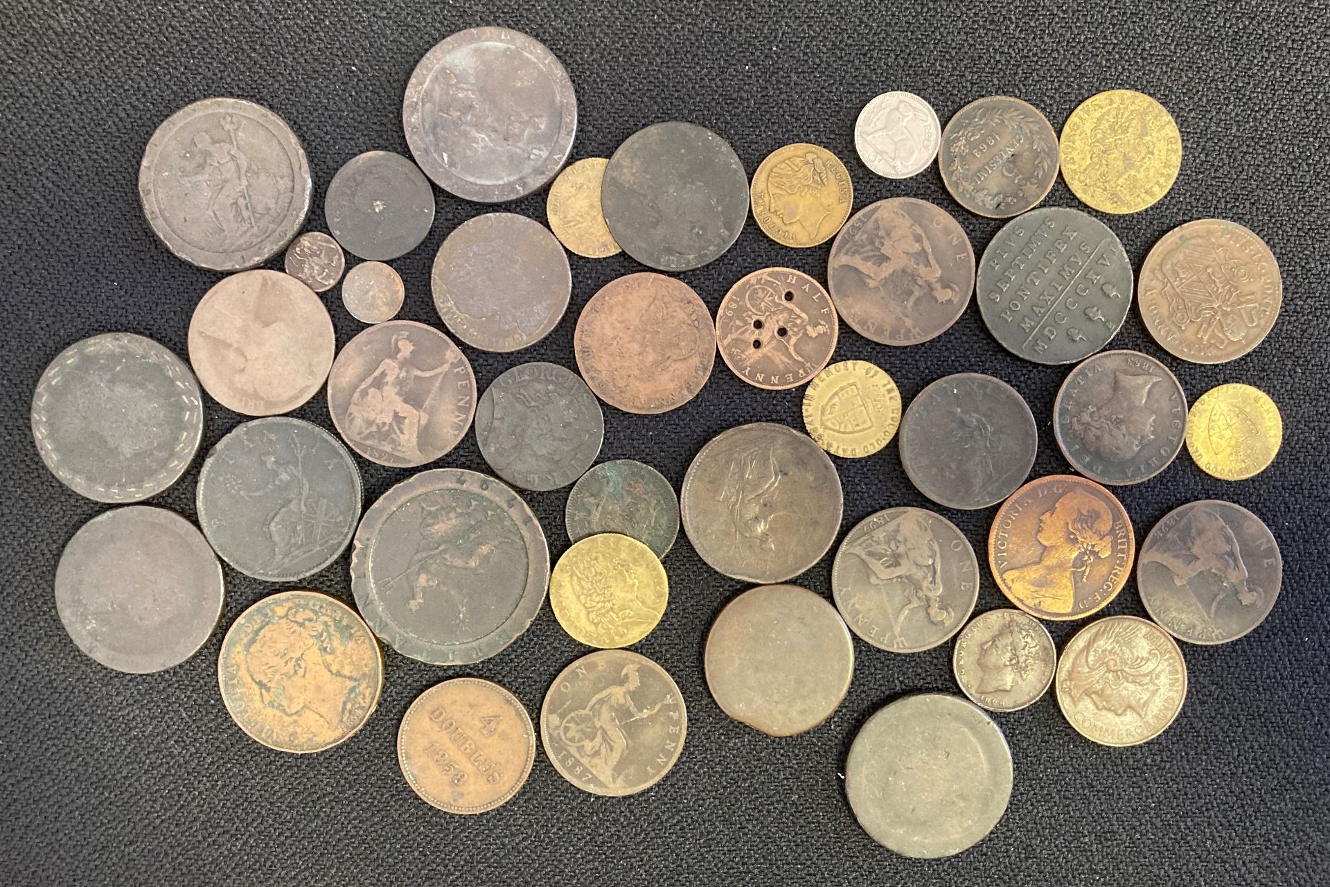 Collection of predominantly British copper and bronze coins & tokens