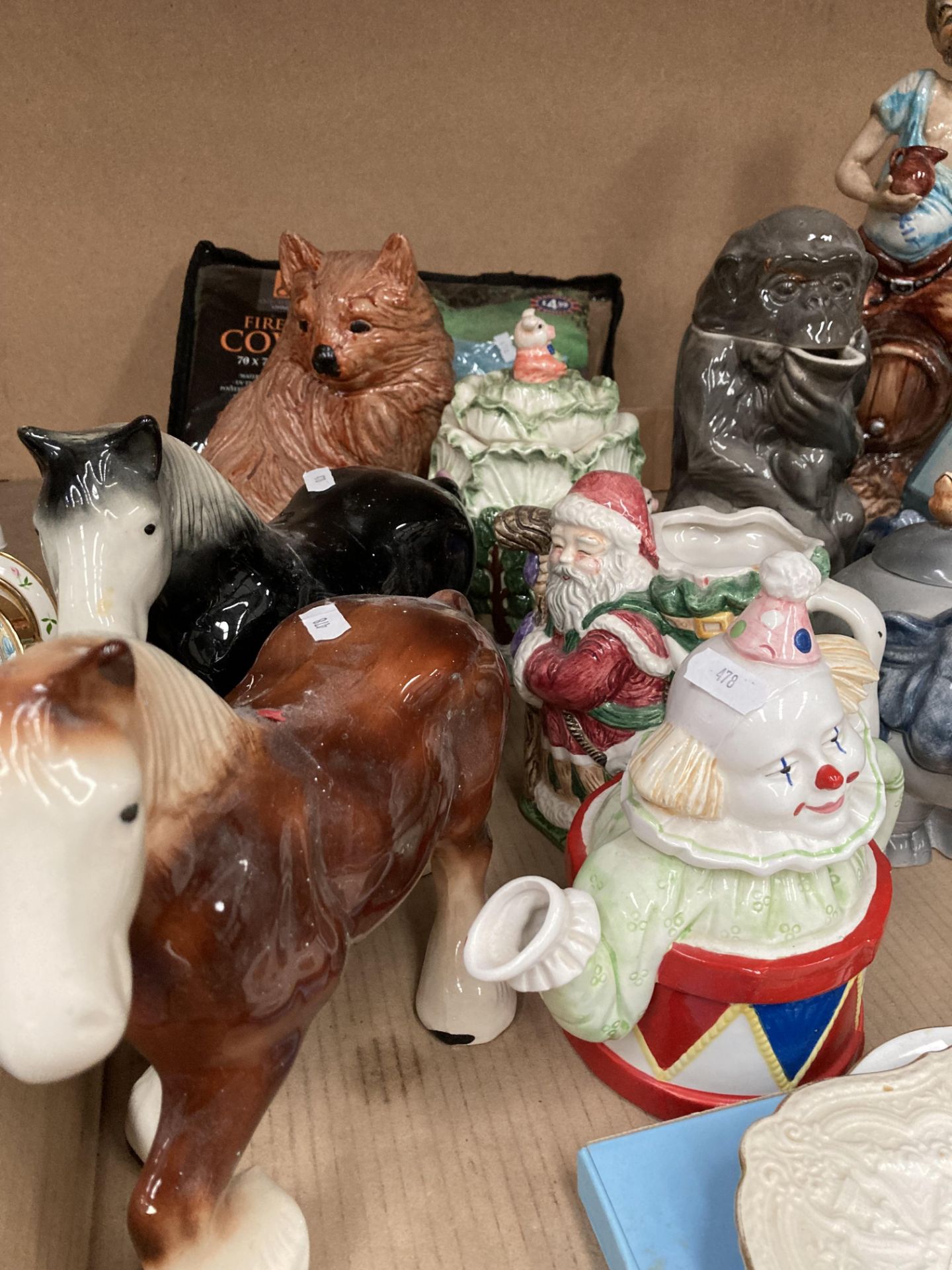 Contents to tray - novelty teapots, ornaments, plates, etc. - Image 2 of 3