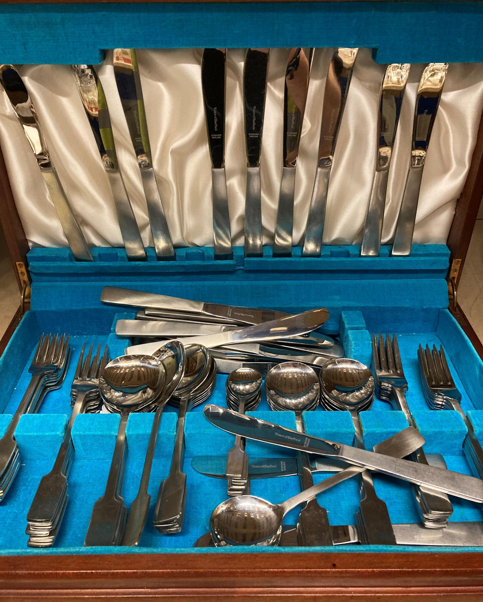 Viners of Sheffield 86 piece canteen of 18/8 stainless steel cutlery