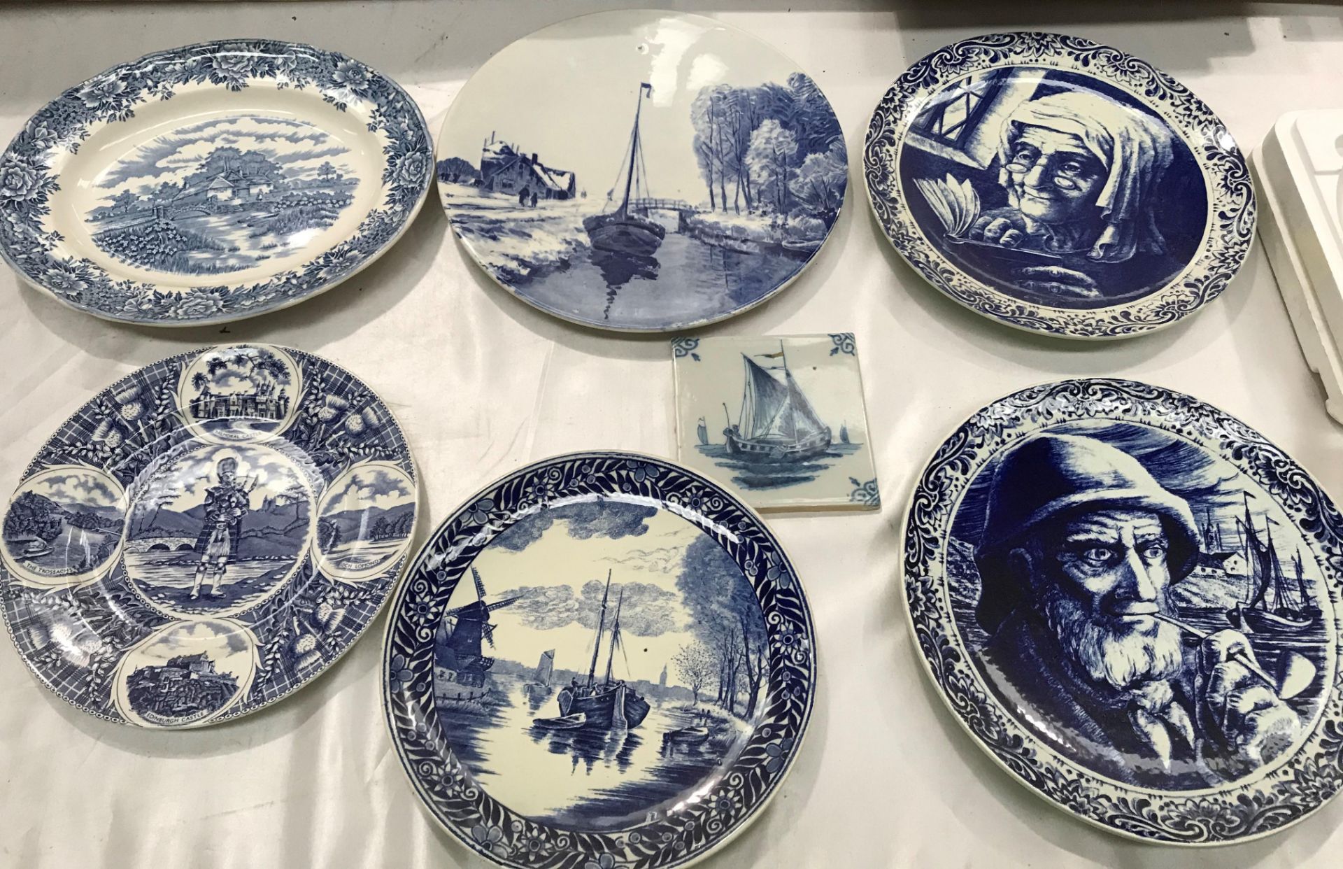 Ten blue and white, plus six other plates (USA commemoration, - Image 3 of 5