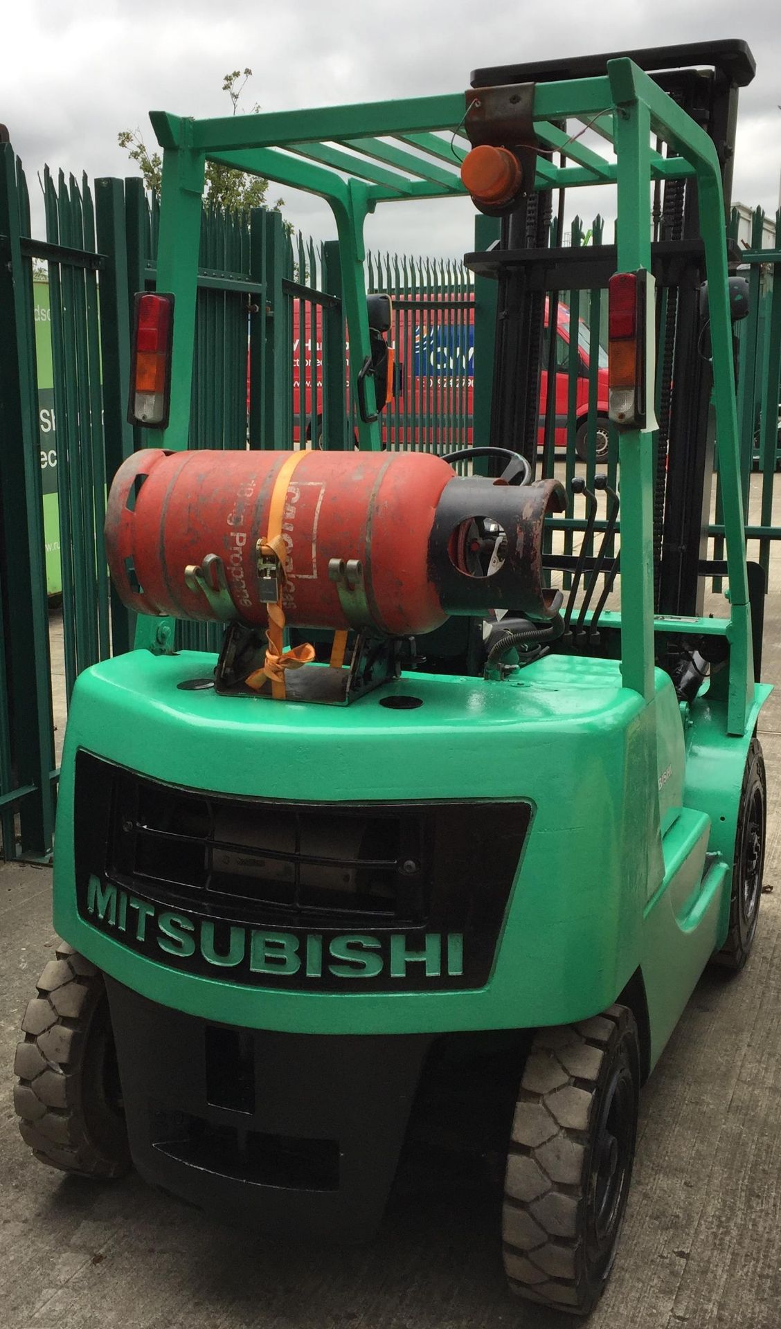 A MITSUBISHI FG20 TWO TONNE GAS FORKLIFT TRUCK with Cascade side shift - colour green. - Image 2 of 4