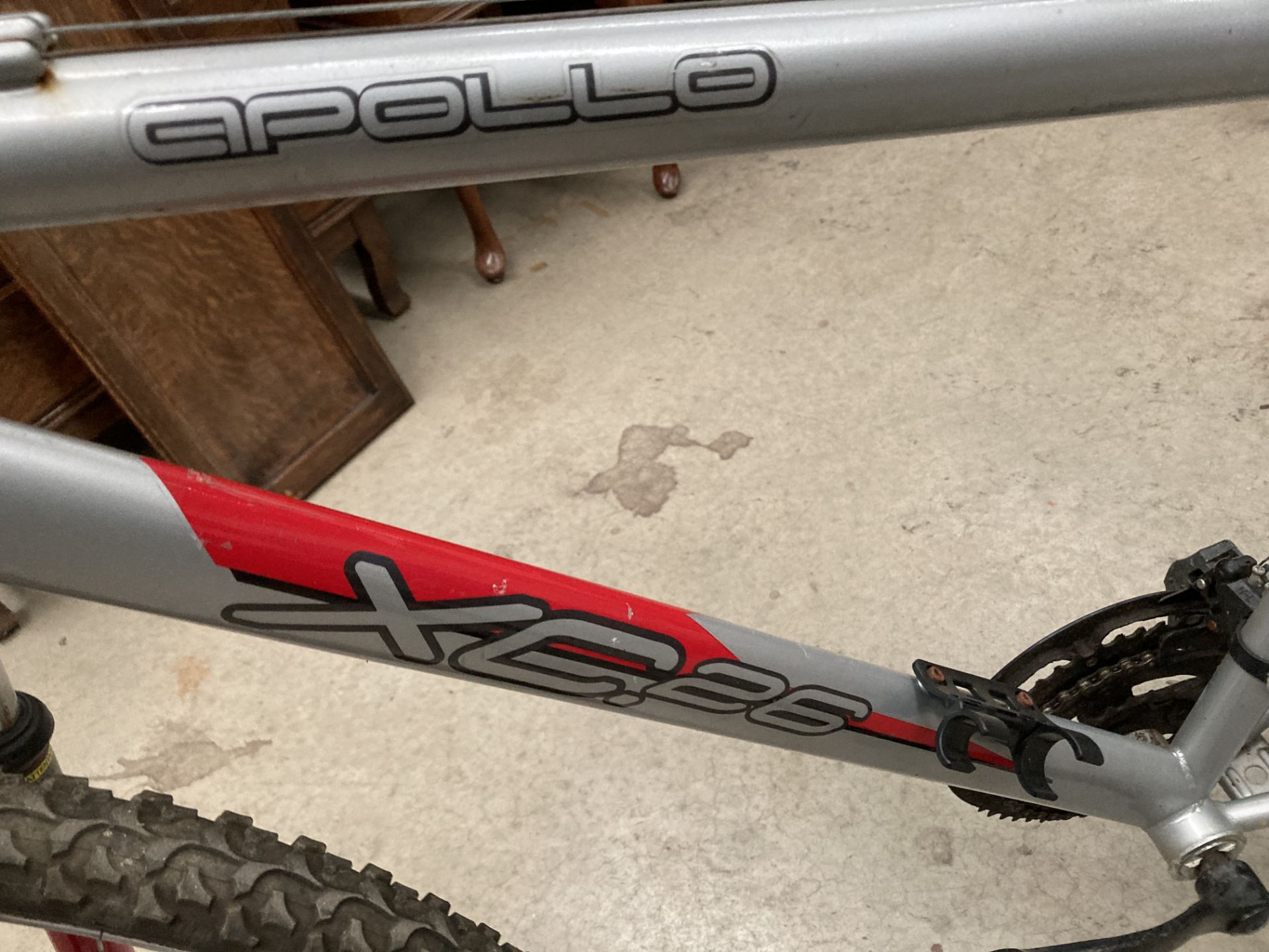 An Apollo XC26 18 speed mountain bike in grey - 20" frame - Image 2 of 2