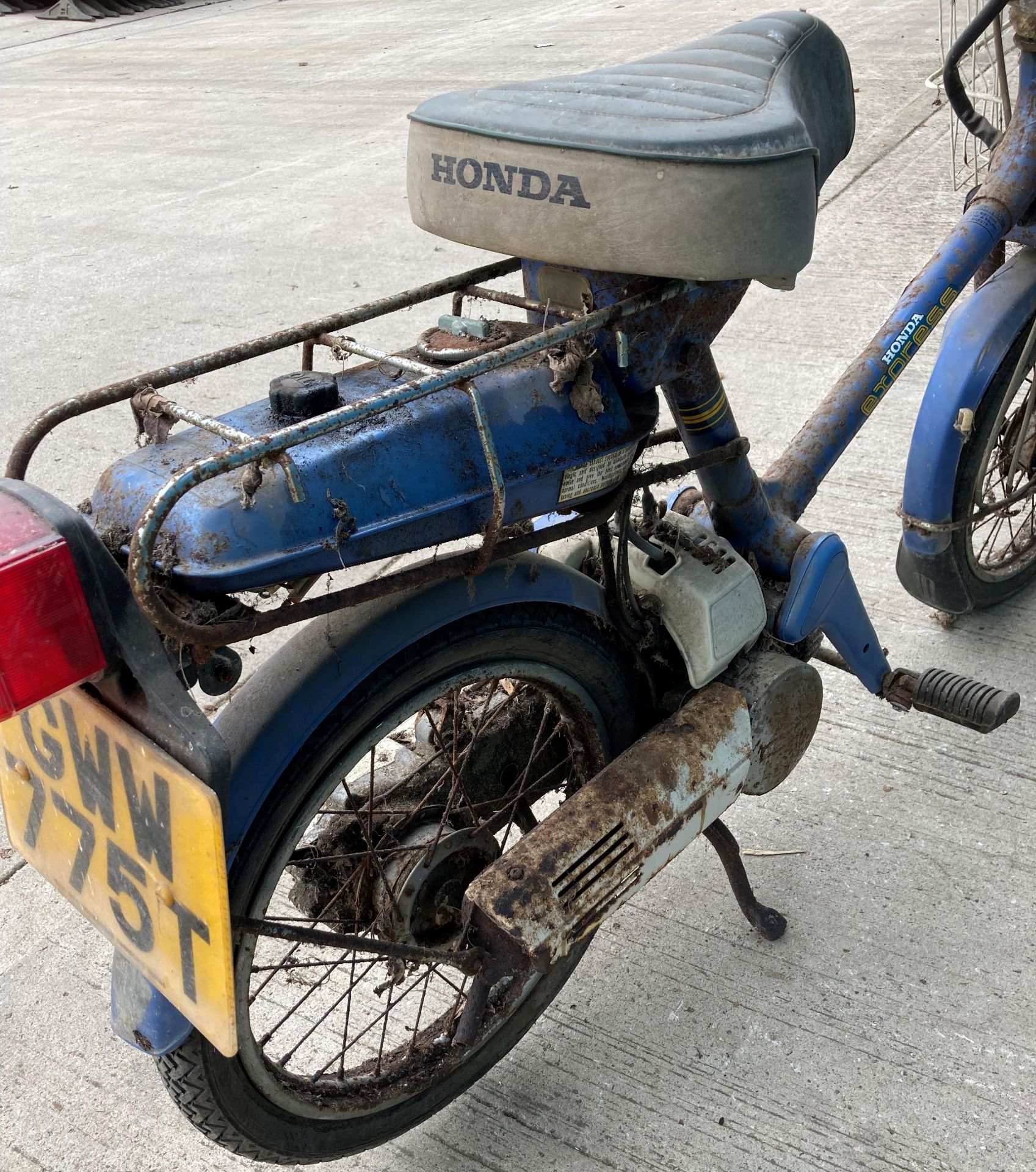 HONDA EXPRESS 49cc MOPED - Petrol - Blue. BARN FIND - From a deceased estate. Reg No: GWW 775T. - Image 9 of 10